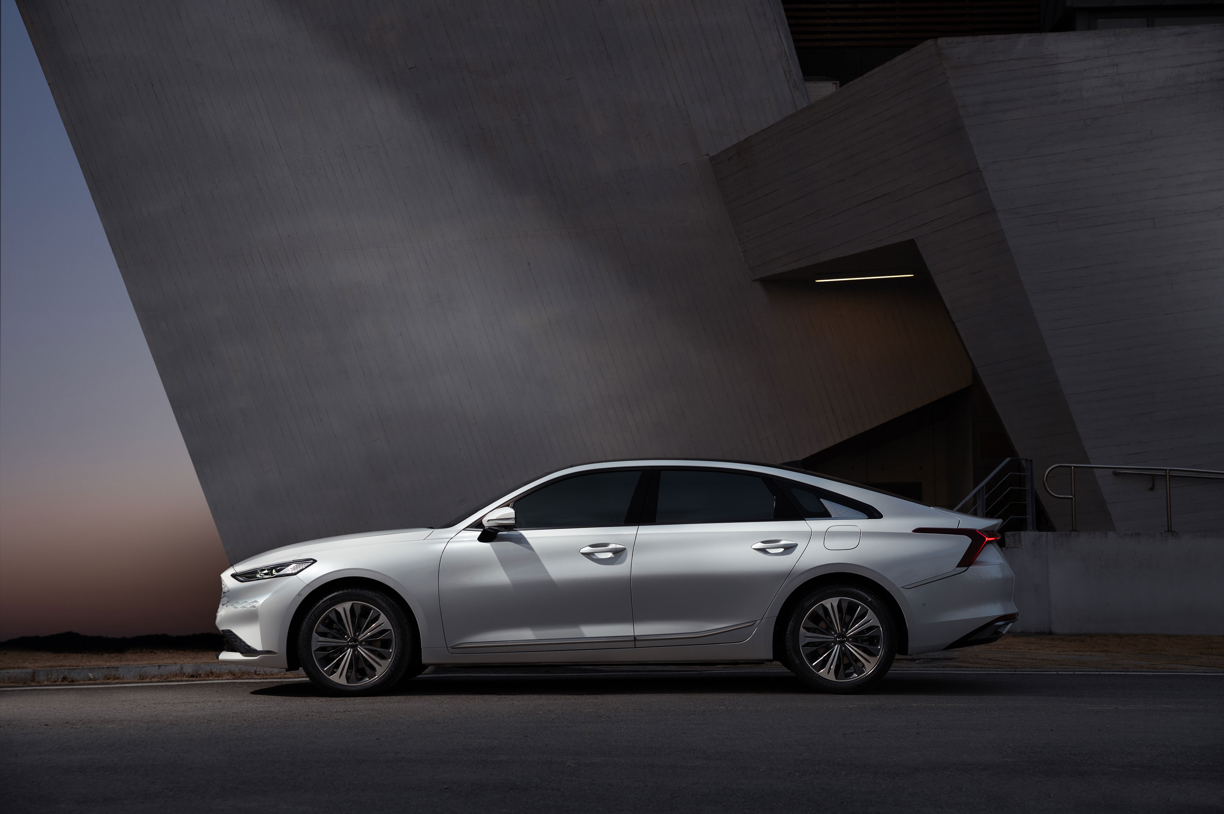 Admire the sunset from the premium comfort of the Kia K8 (6)