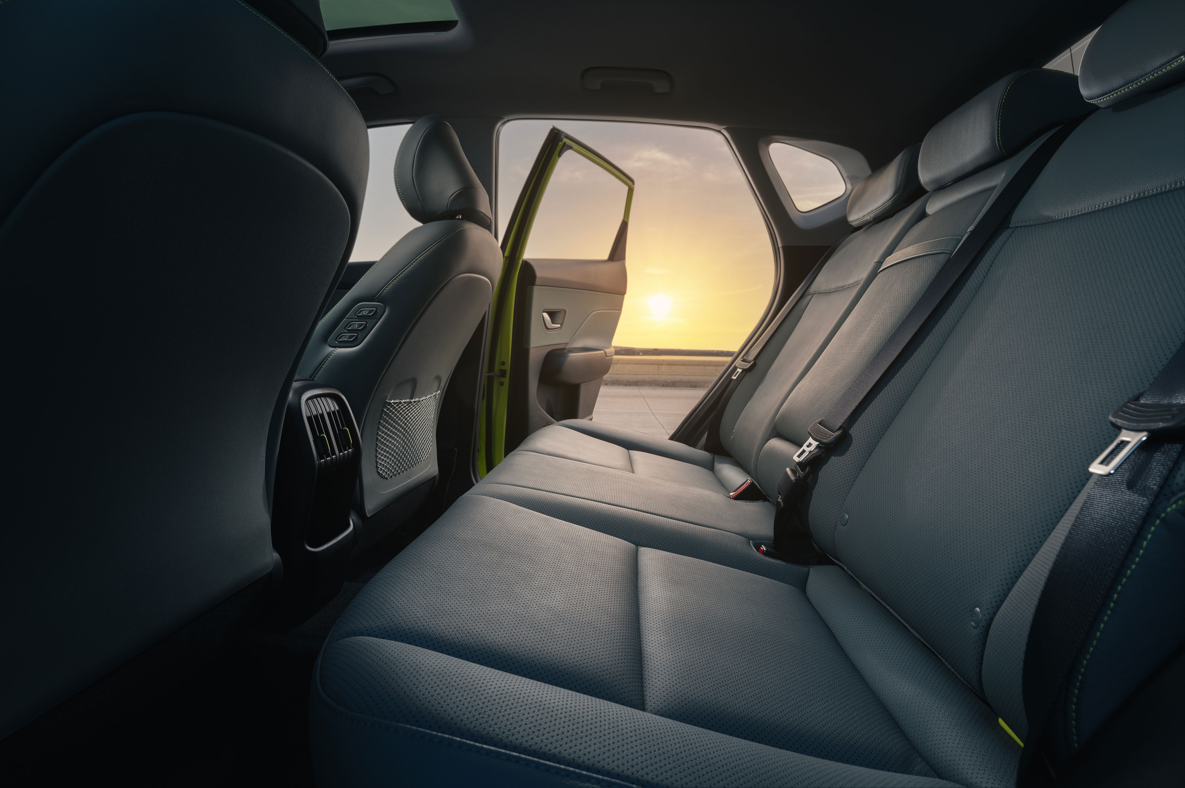 뒷좌석 문이 열린 현대자동차 디 올 뉴 코나 실내 좌석