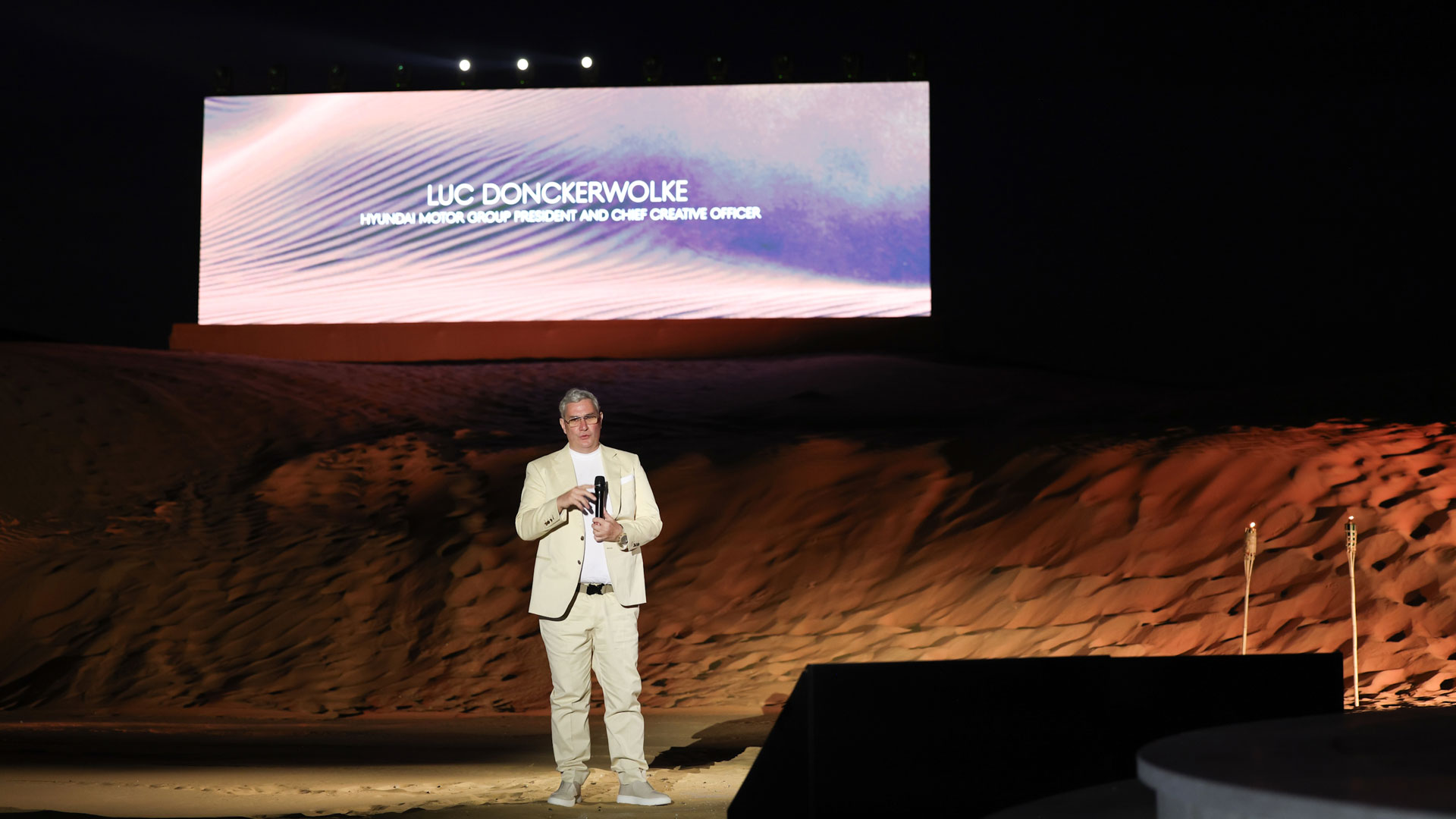 현대차그룹 글로벌디자인본부 최고 디자인책임자(CDO) 겸 최고 크리에이티브 책임자(CCO)인 루크 동커볼케 사장이 엑스 스콜피오 콘셉트를 설명하는 모습
