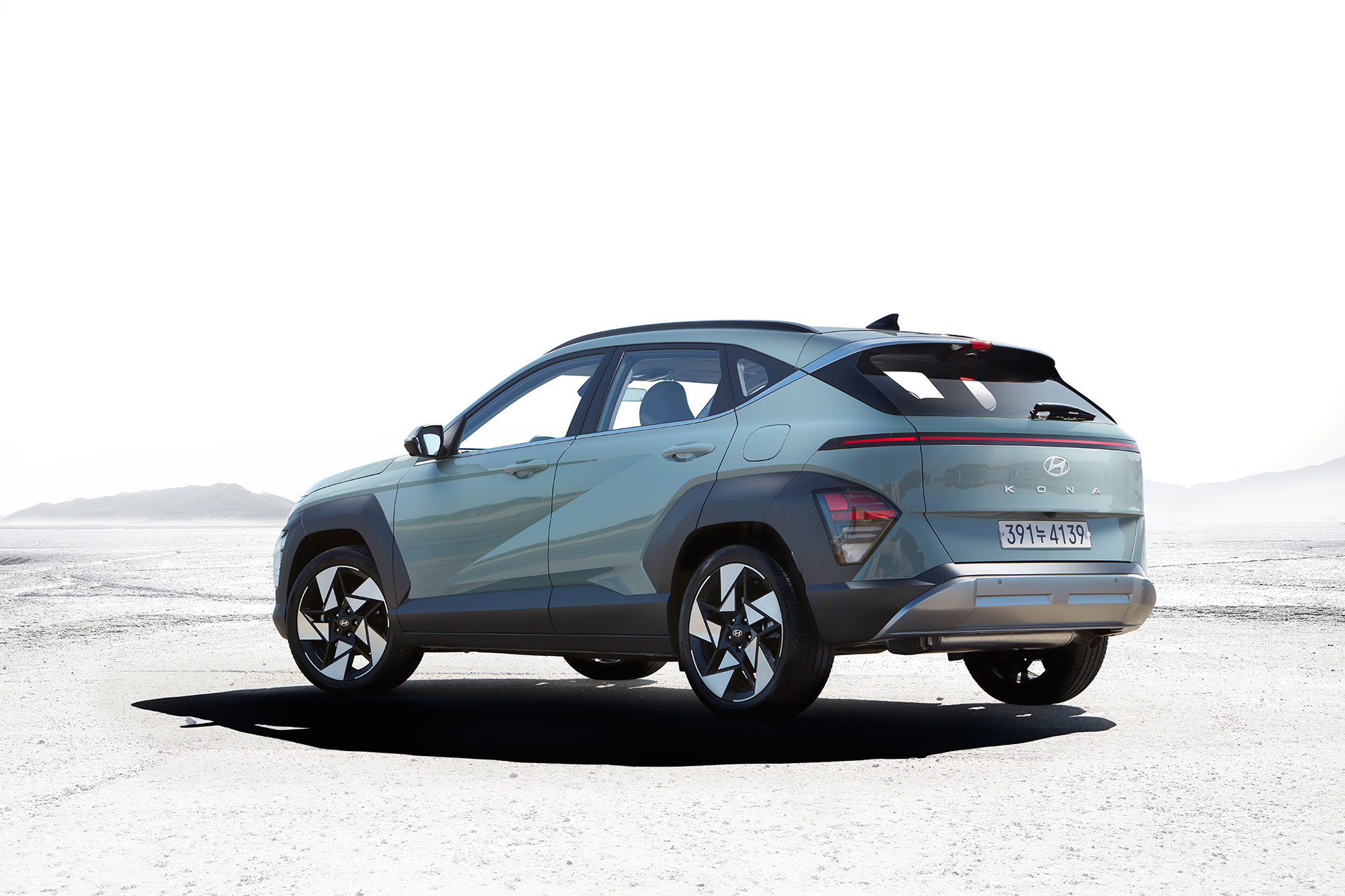 현대자동차 디 올 뉴 코나 SUV 차량의 후측면