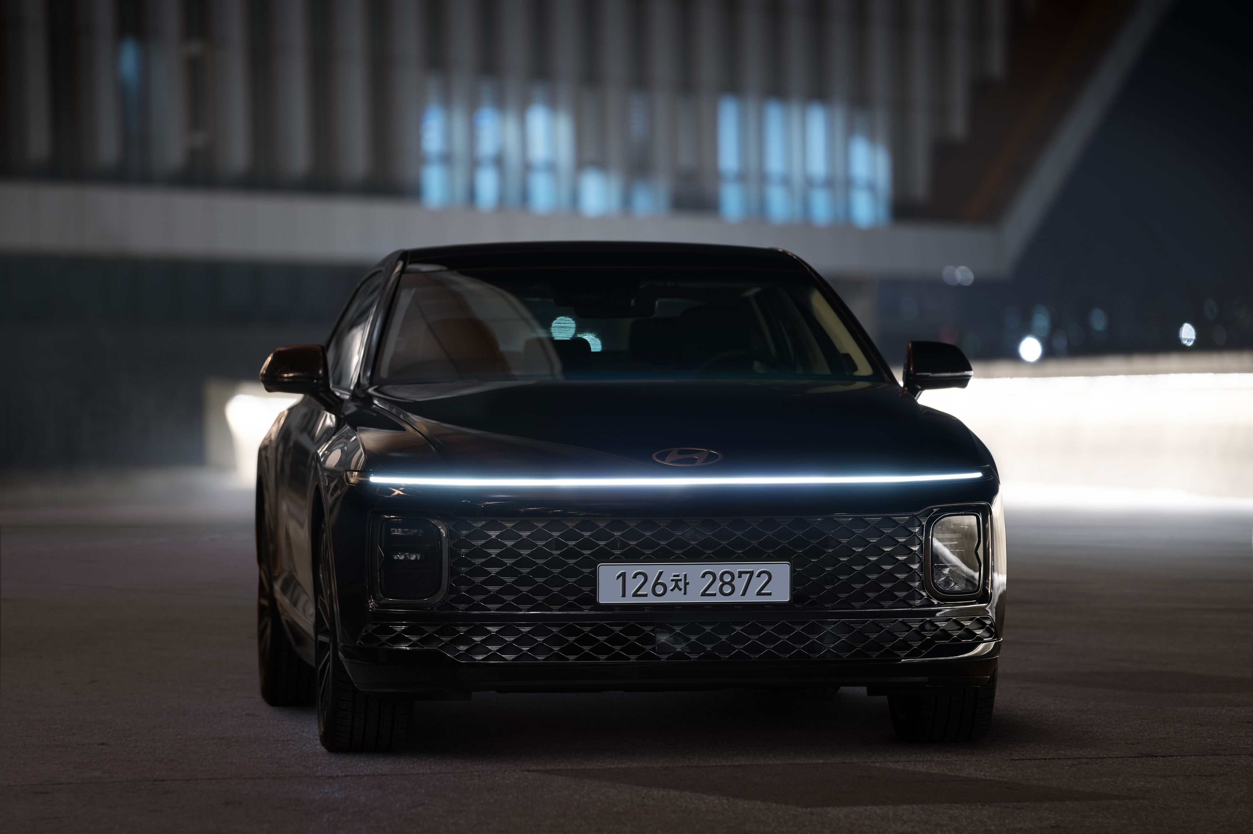 전면이 보이도록 서 있는 현대자동차 디 올 뉴 그랜저 차량