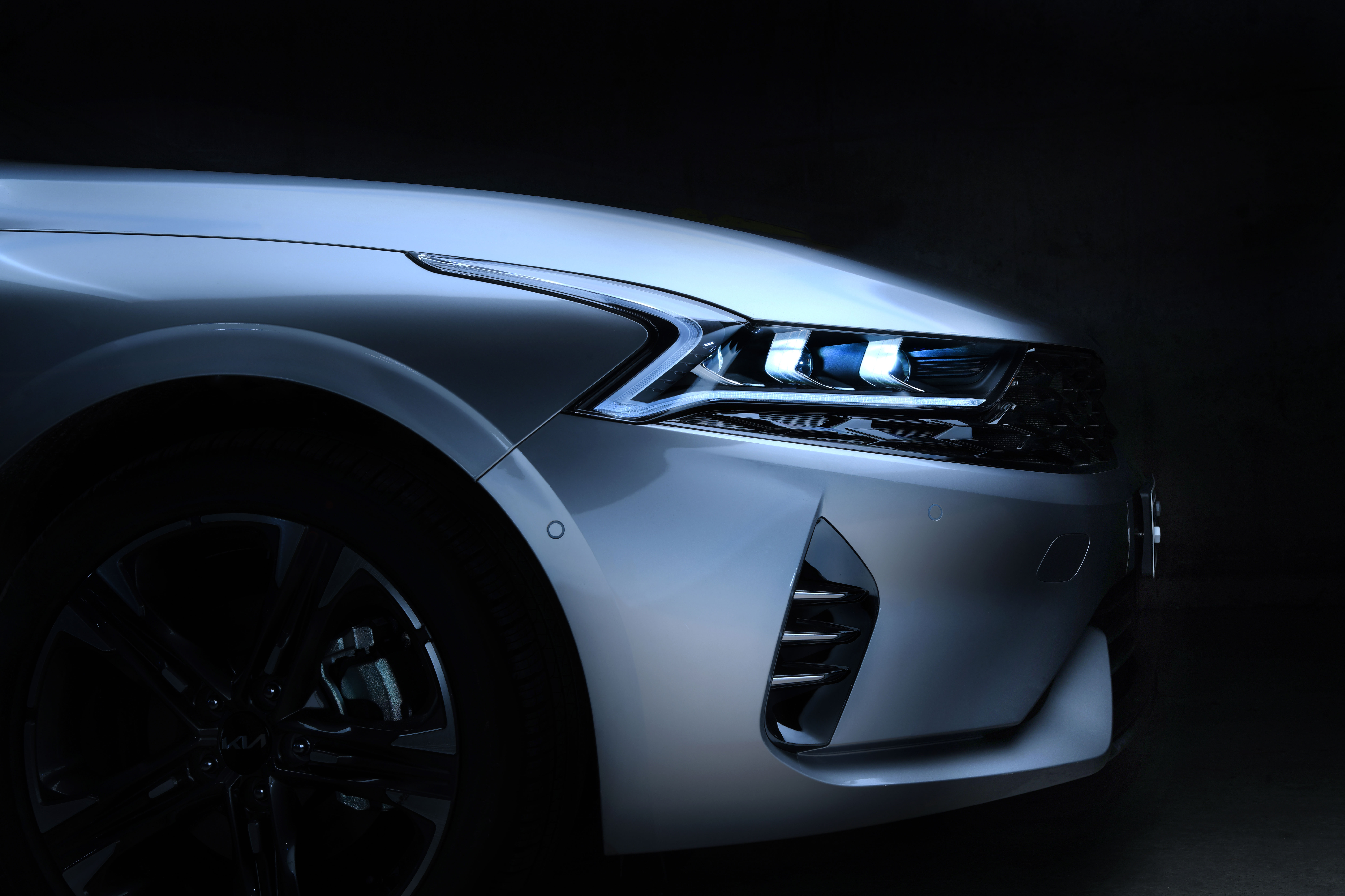 Marvel at the sleek and refined design of the Kia K5 hybrid (4)