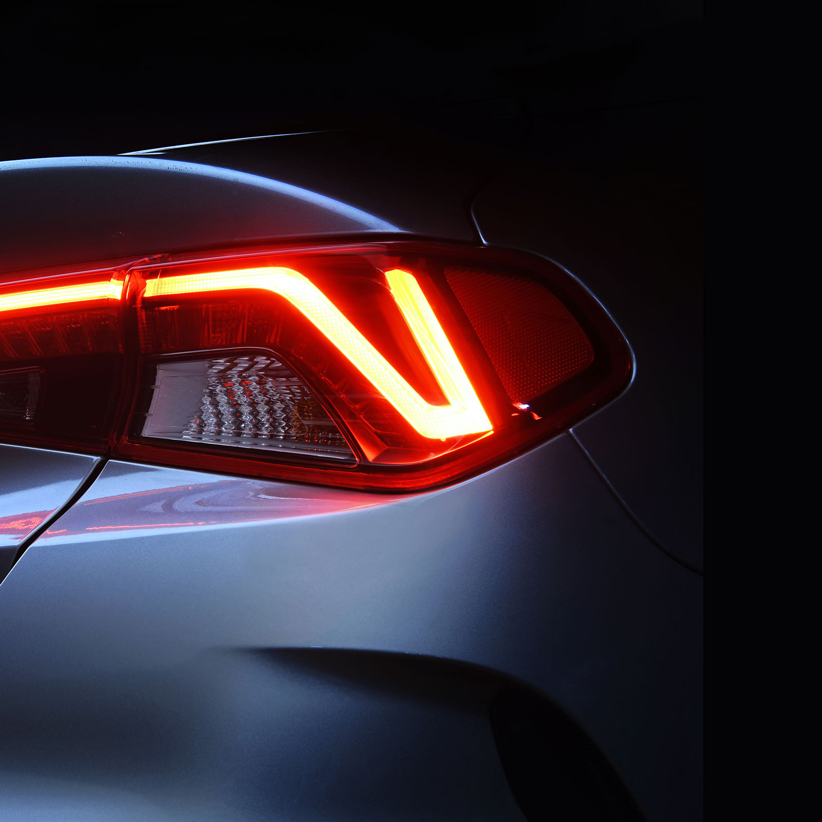 Marvel at the sleek and refined design of the Kia K5 hybrid (3)