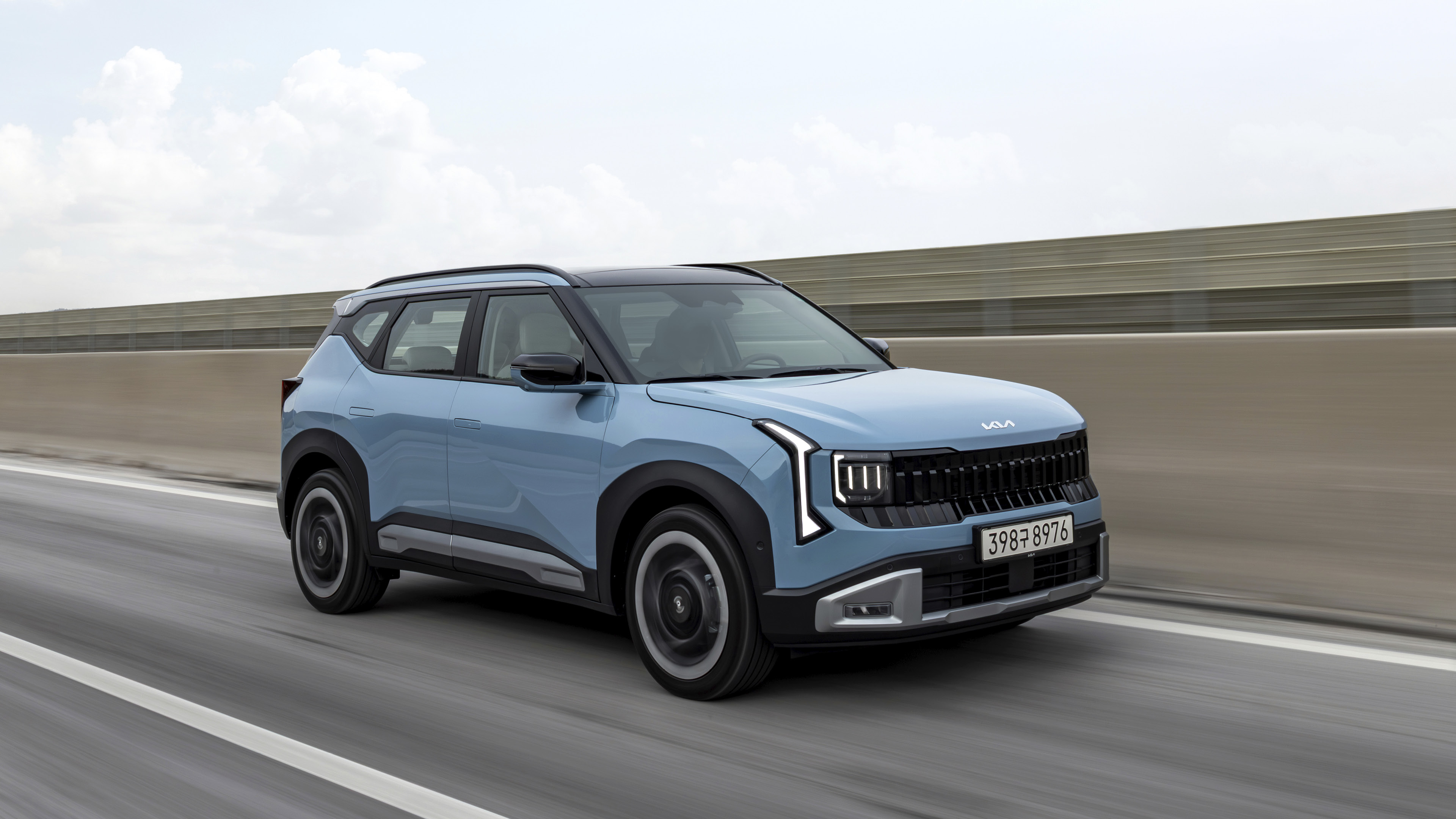 셀토스 고속도로 주행 전측면 모습