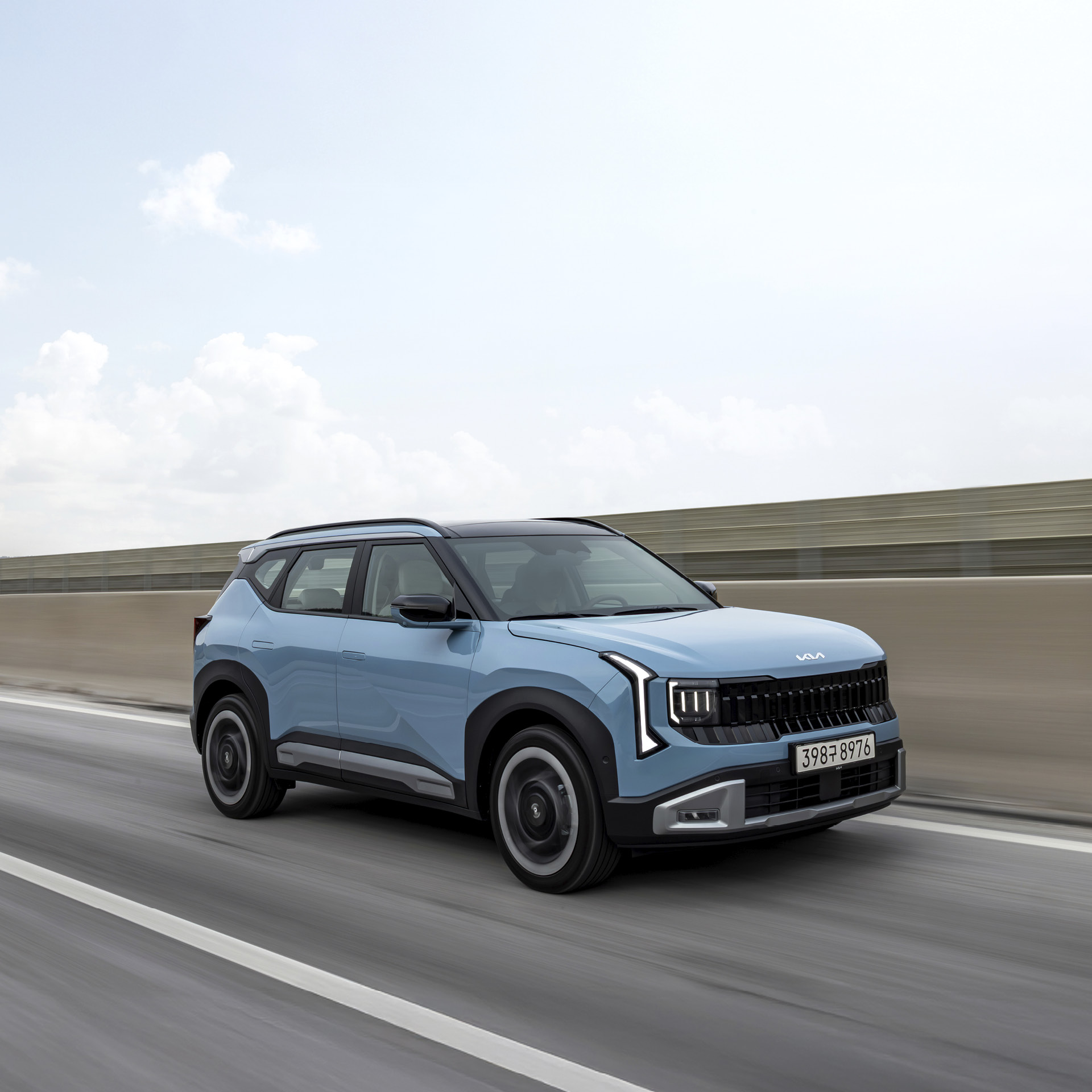 셀토스 고속도로 주행 전측면 모습