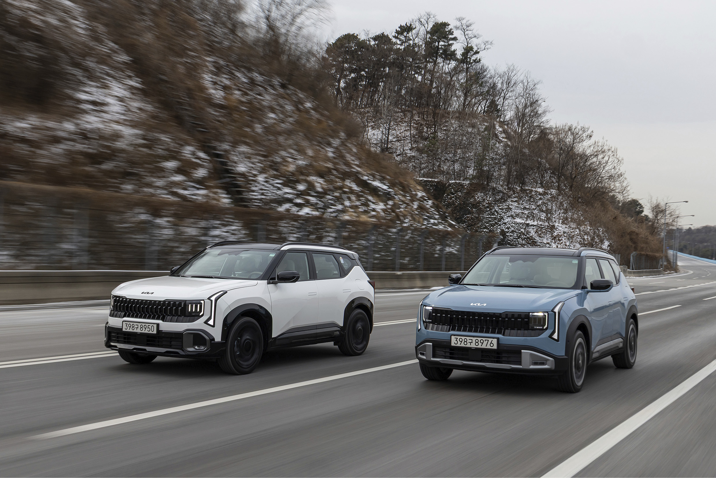 셀토스 고속도로 주행 2대 전측면 모습