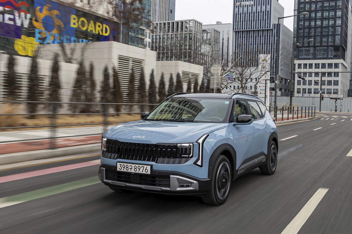 셀토스 시내 주행 전측면 모습