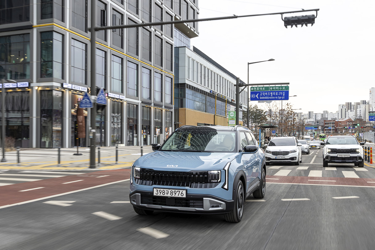 셀토스 시내 주행 전측면 모습