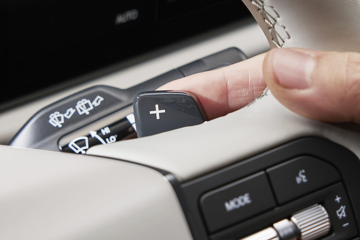 스마트 회생 제동 시스템 3.0 조작 패들 시프트 모습