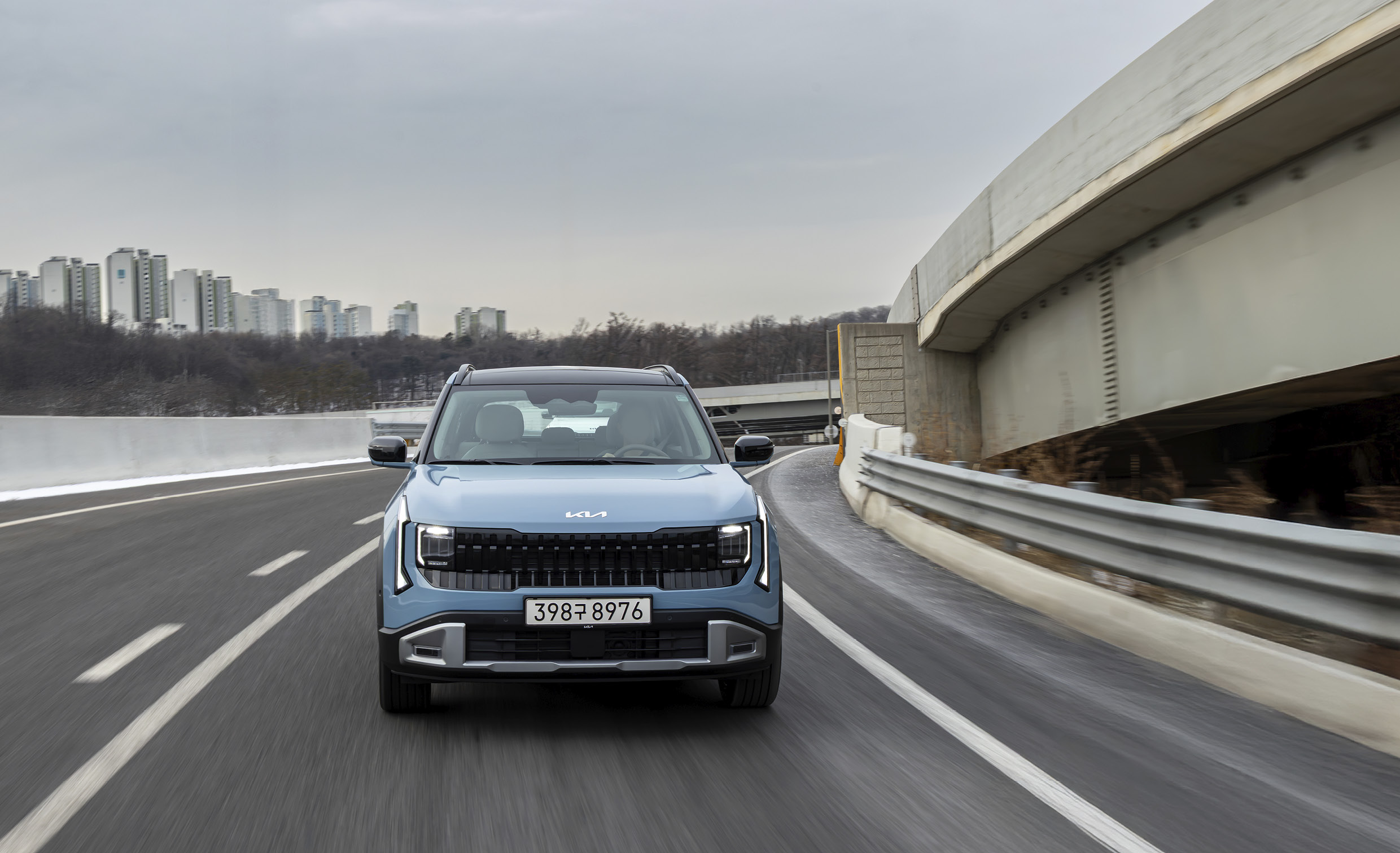 셀토스 간선도로 정면 주행 모습