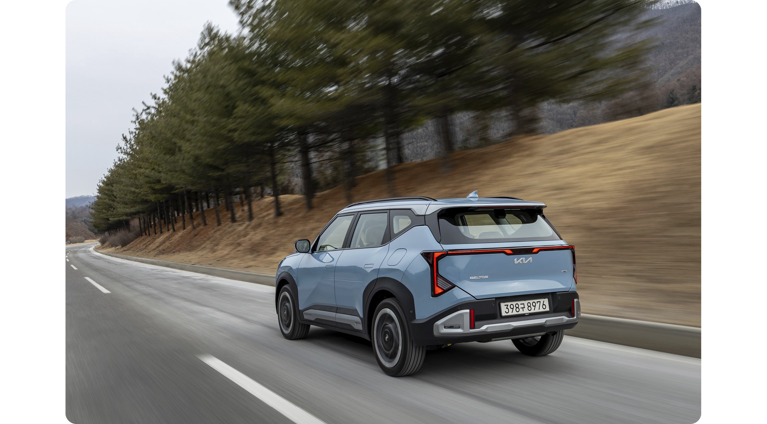 셀토스 고속도로 주행 후측면 모습