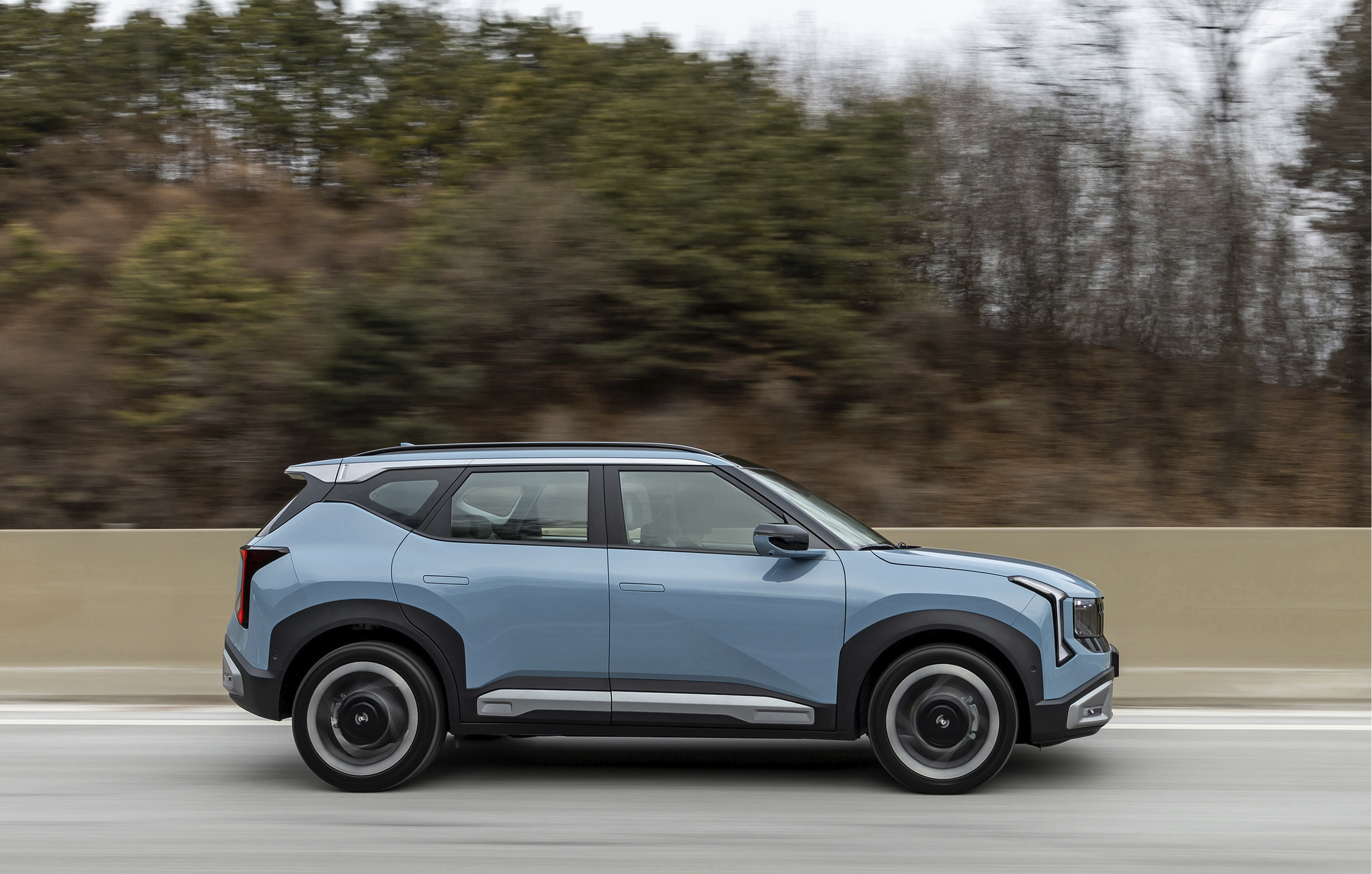 셀토스 고속도로 주행 측면 모습