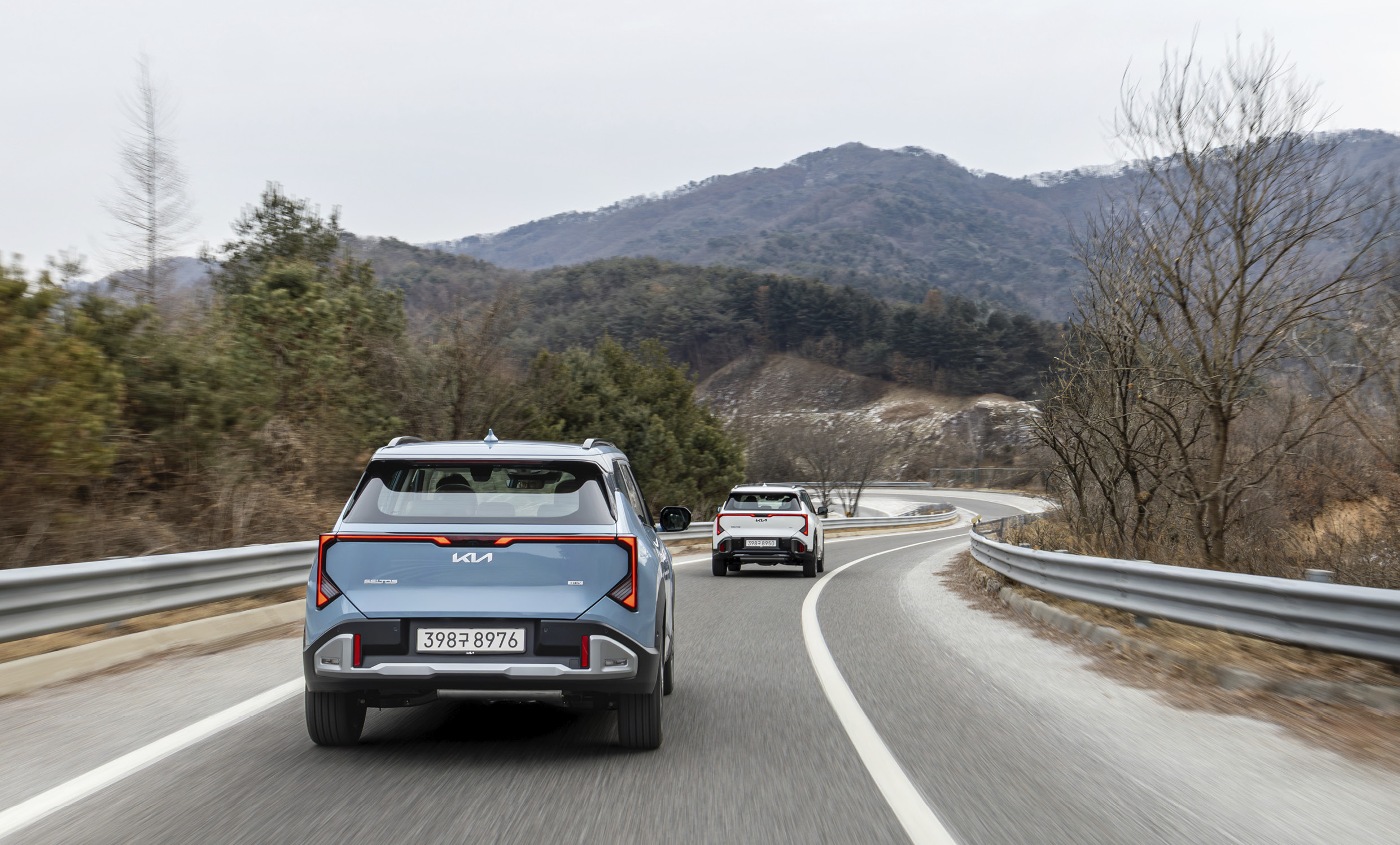 고속도로를 빠져나가는 셀토스 2대 후면 모습