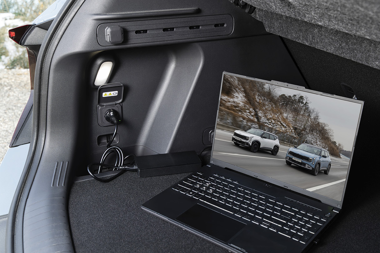 실내 V2L에 노트북을 연결해 충전하는 모습