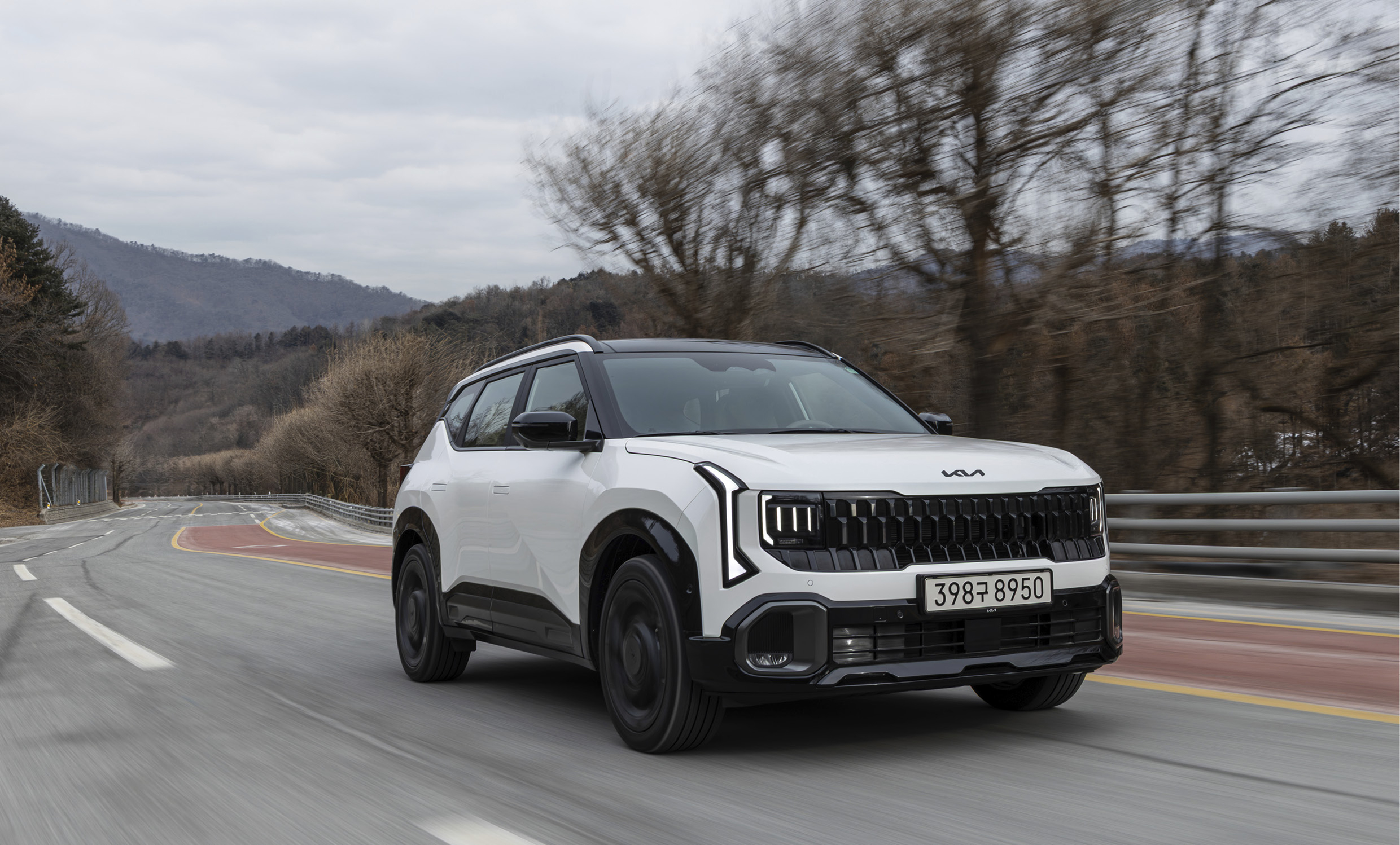 셀토스 고갯길 주행 전측면 모습