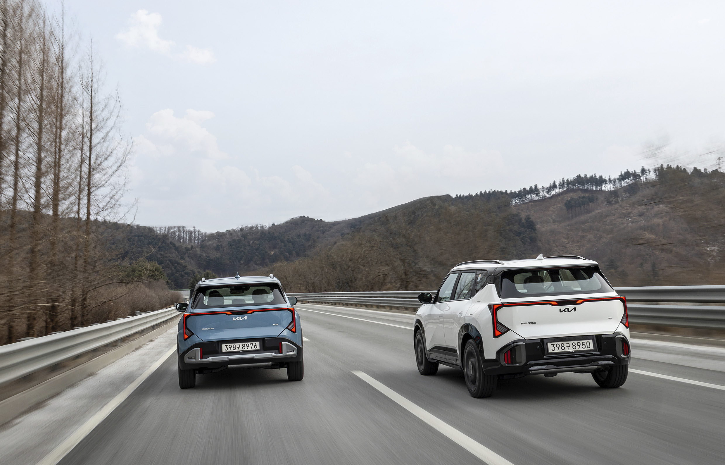 셀토스 고속도로 주행 후측면 모습