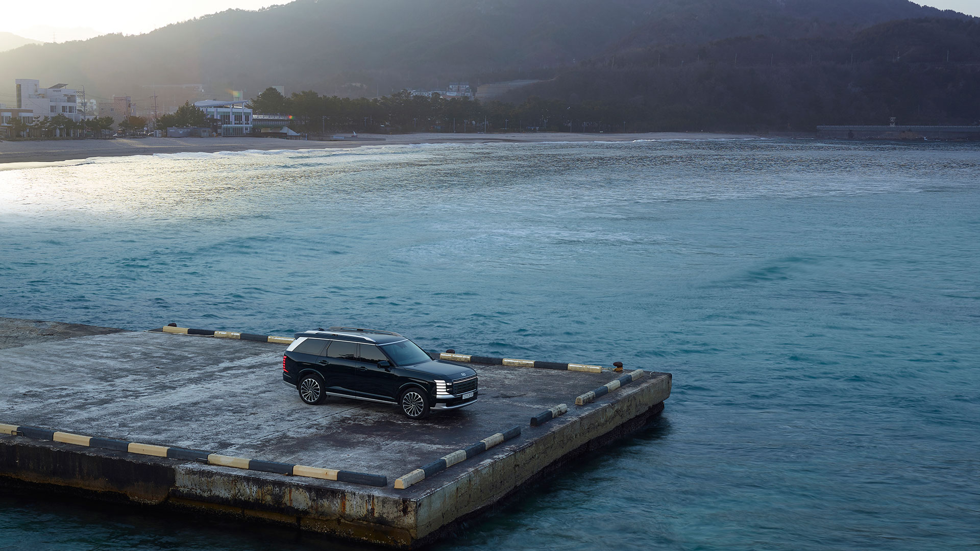 The all-new PALISADE Hybrid brings a calm and balanced journey that earned it the 2026 North American Utility Vehicle of the Year title (4)