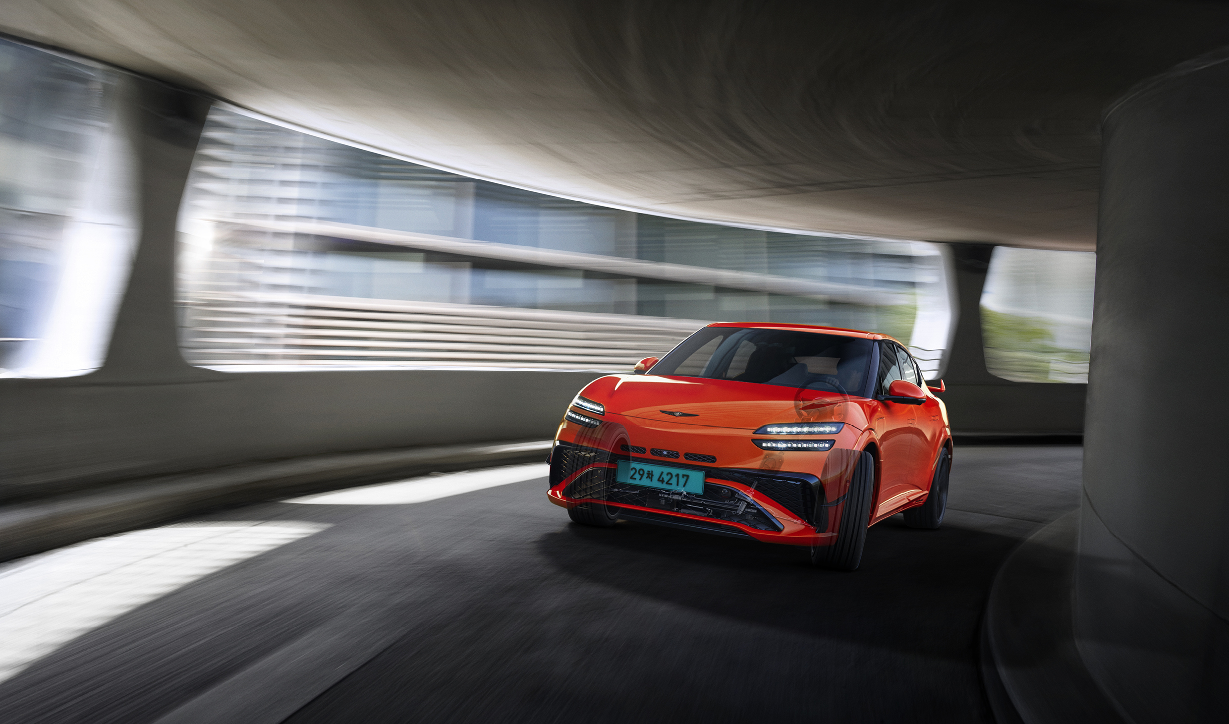 제네시스 GV60 마그마의 주행 모습