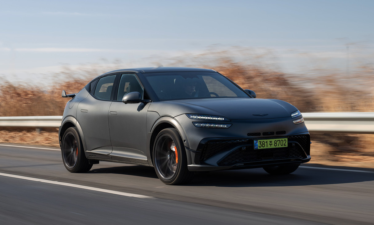 제네시스 GV60 마그마의 주행 모습