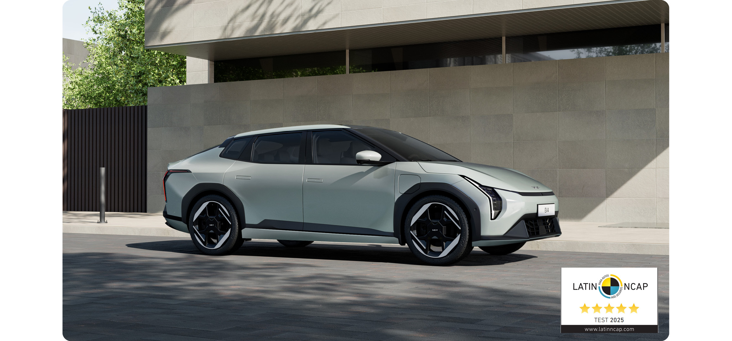 기아 EV4의 라틴 NCAP 5스타 획득 기념 이미지