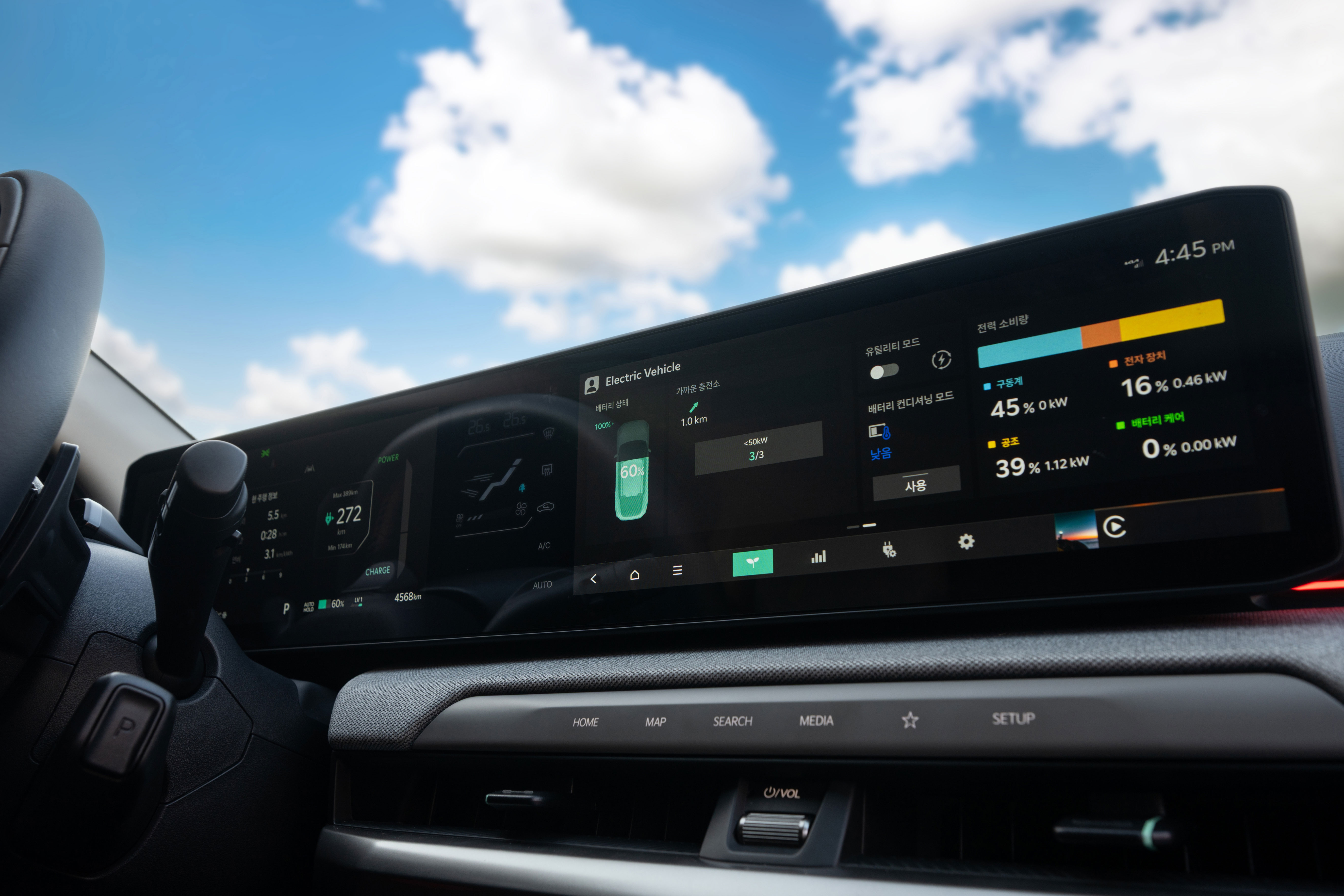 기아 EV4 차량 실내 대시보드의 와이드 디스플레이
