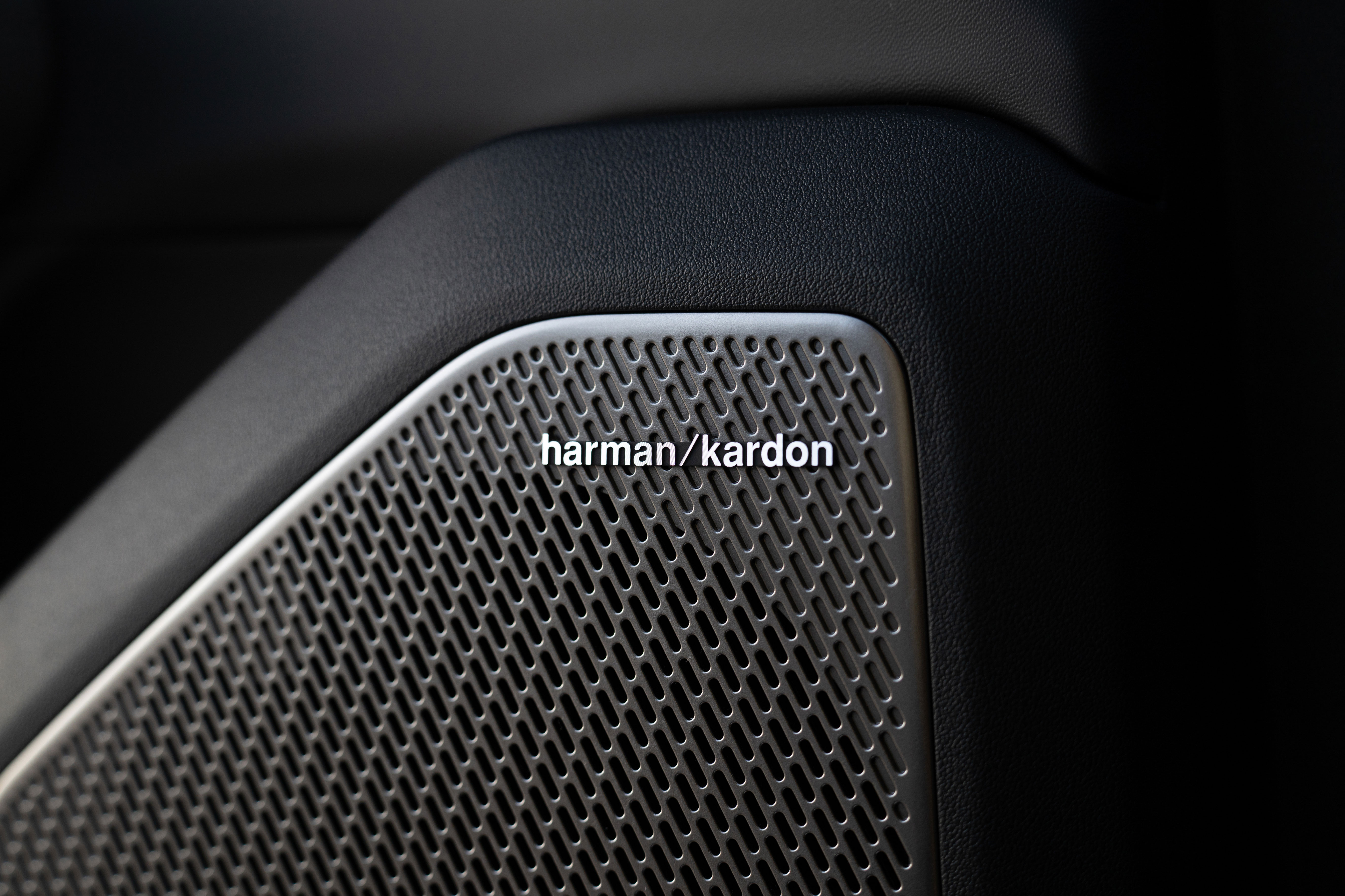 기아 EV4 차량 실내 도어의 스피커 그릴 부분 확대