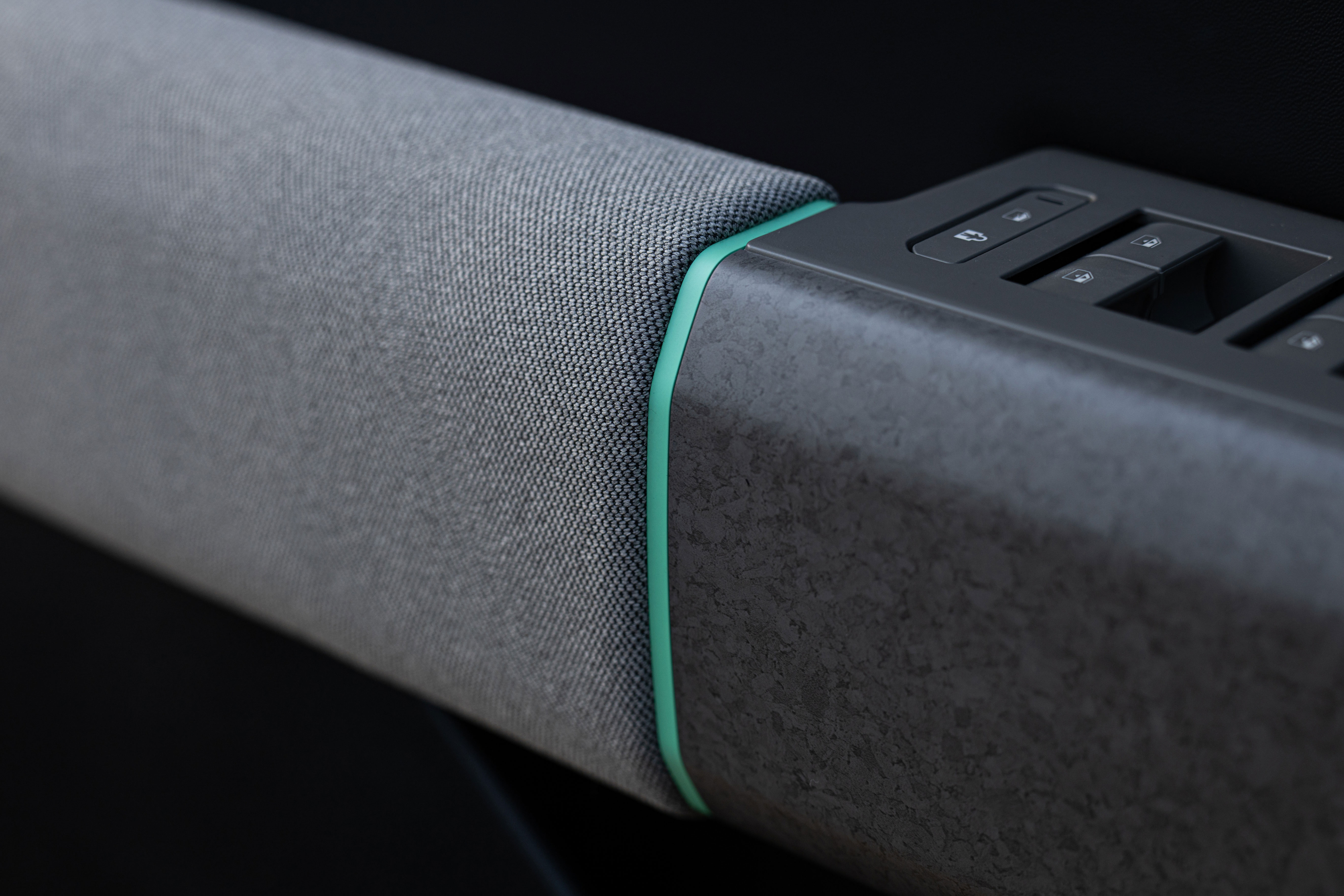 기아 EV4 차량 실내 도어 내부의 직물과 플라스틱 소재 부분 확대