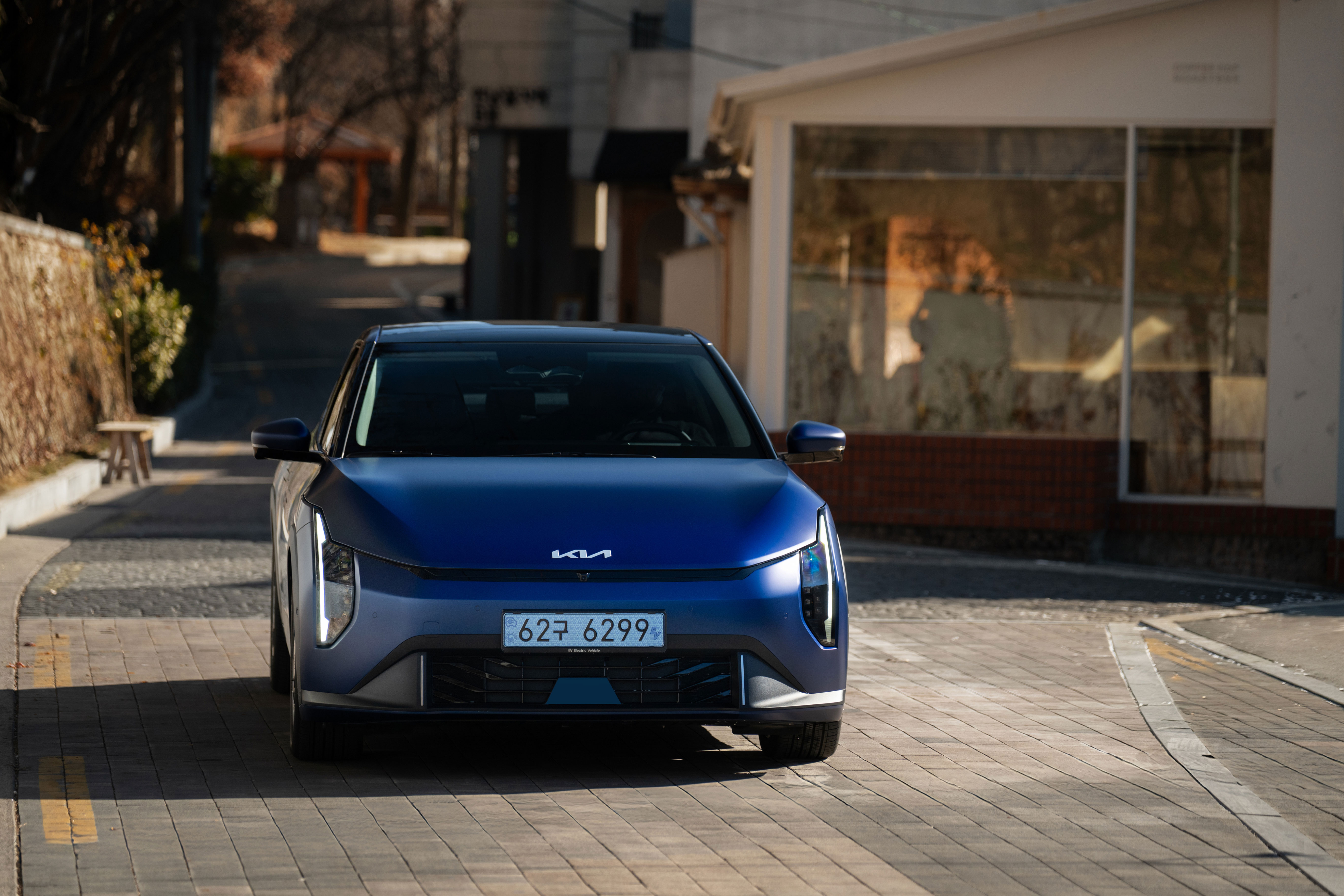 The Kia EV4 moves naturally through everyday moments (1)