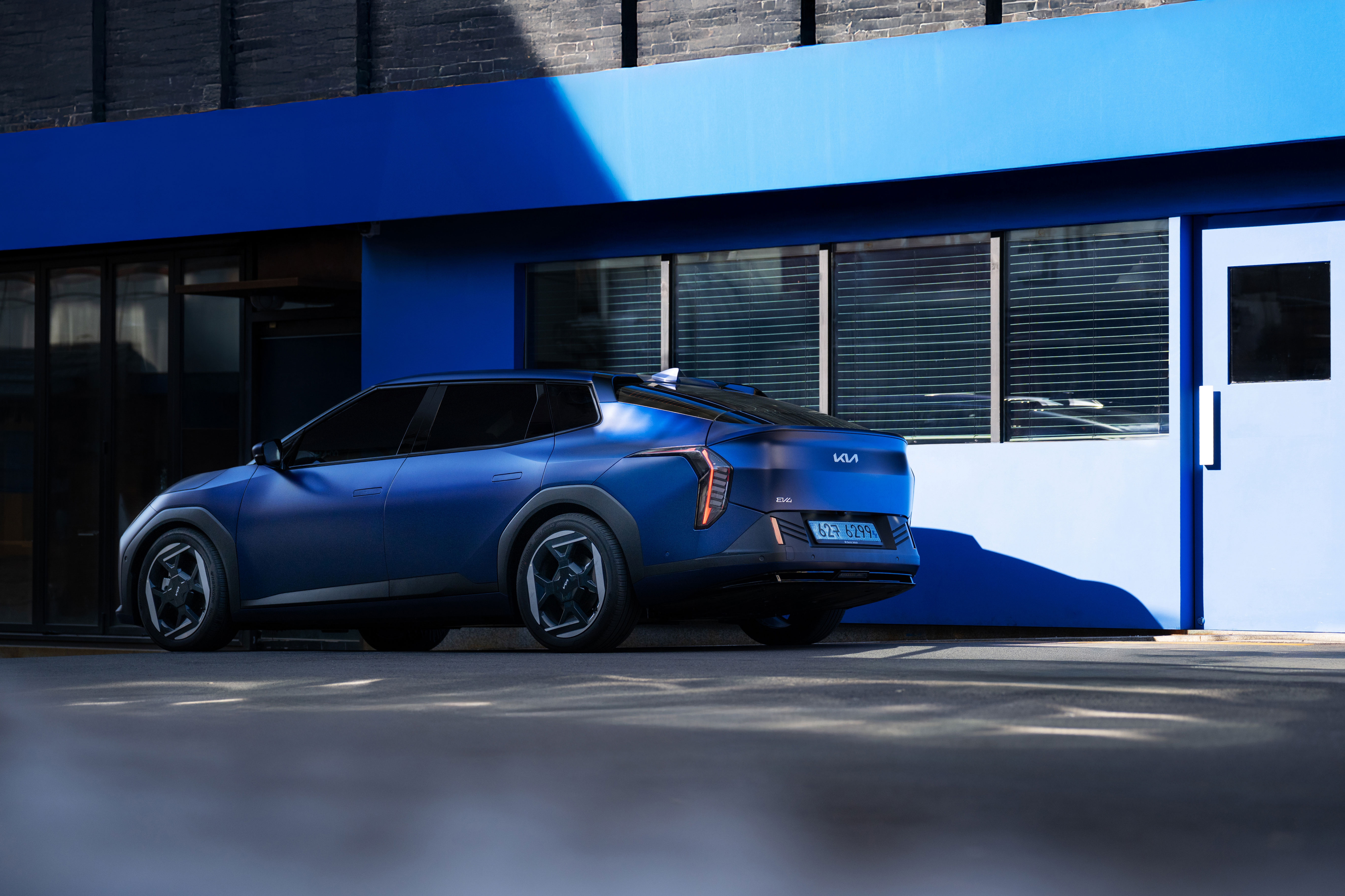 The Kia EV4 moves naturally through everyday moments (4)