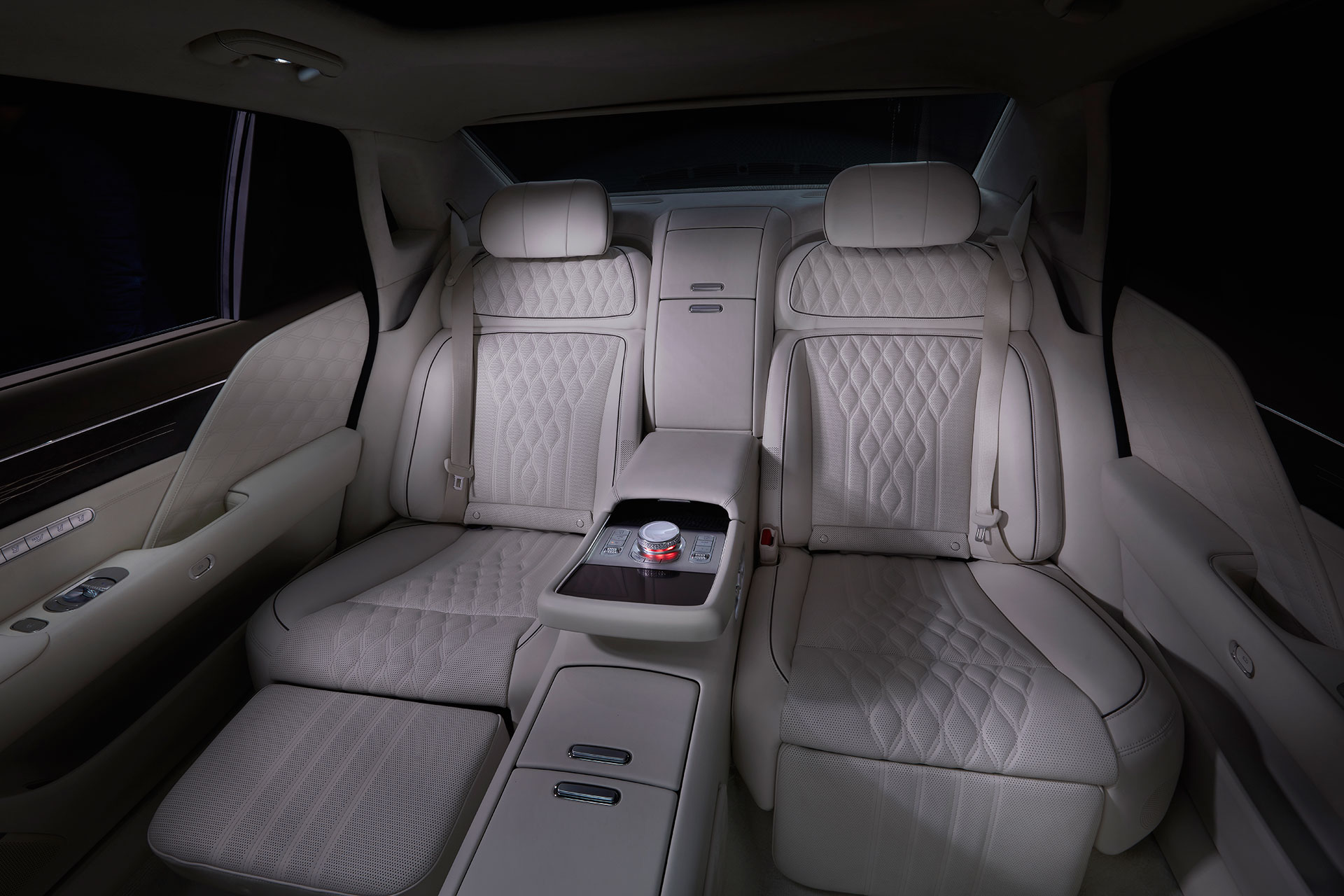 제네시스 G90 차량 실내의 뒷 좌석과 중앙 콘솔