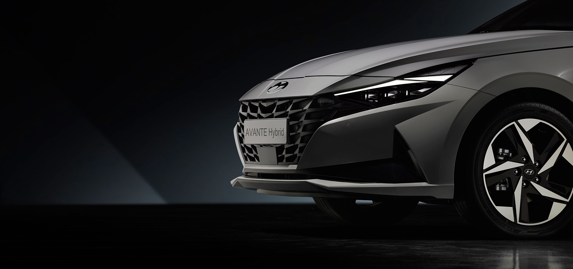 Hyundai Elantra, Sporty look and elaborate lines highlighting its bold presence (1)