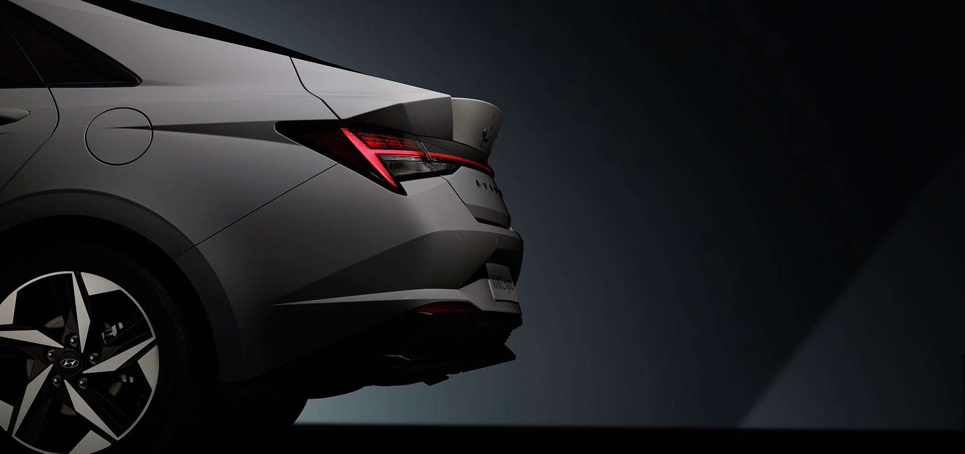 Hyundai Elantra, Sporty look and elaborate lines highlighting its bold presence (2)