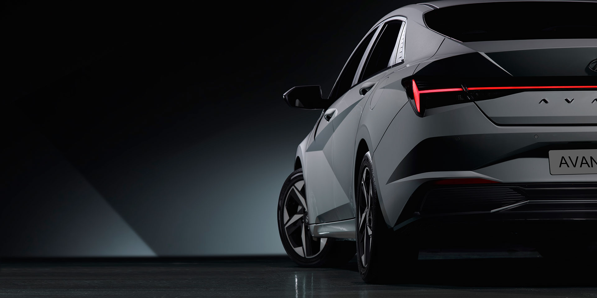 Hyundai Elantra, Sporty look and elaborate lines highlighting its bold presence (3)