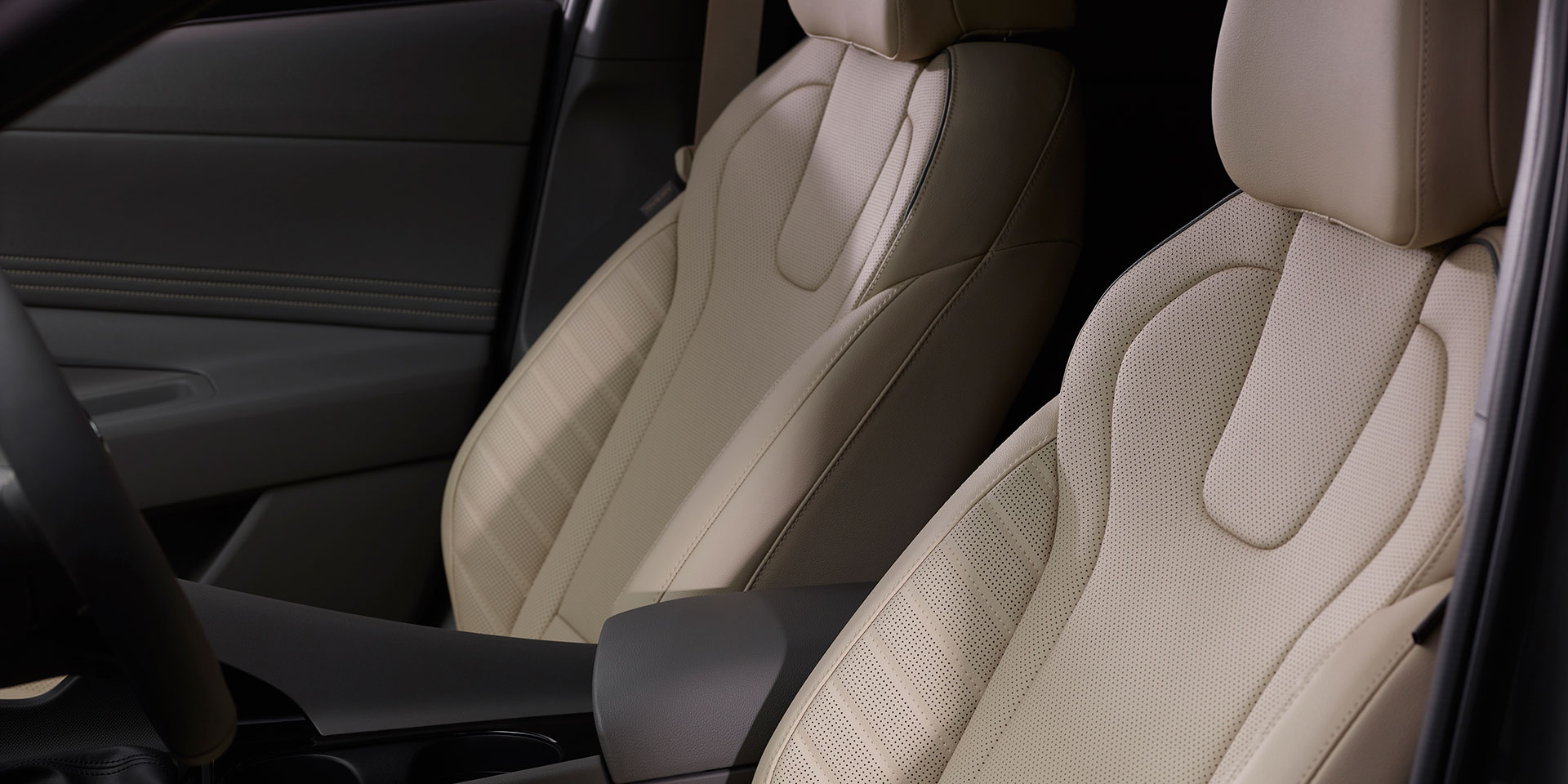 Hyundai Elantra, Sporty look and elaborate lines highlighting its bold presence (8)