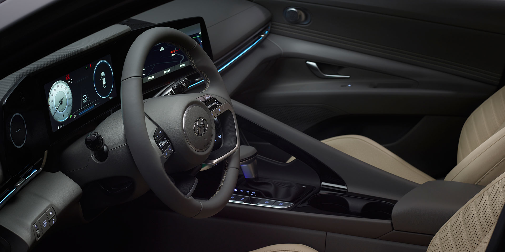 Hyundai Elantra, Sporty look and elaborate lines highlighting its bold presence (9)