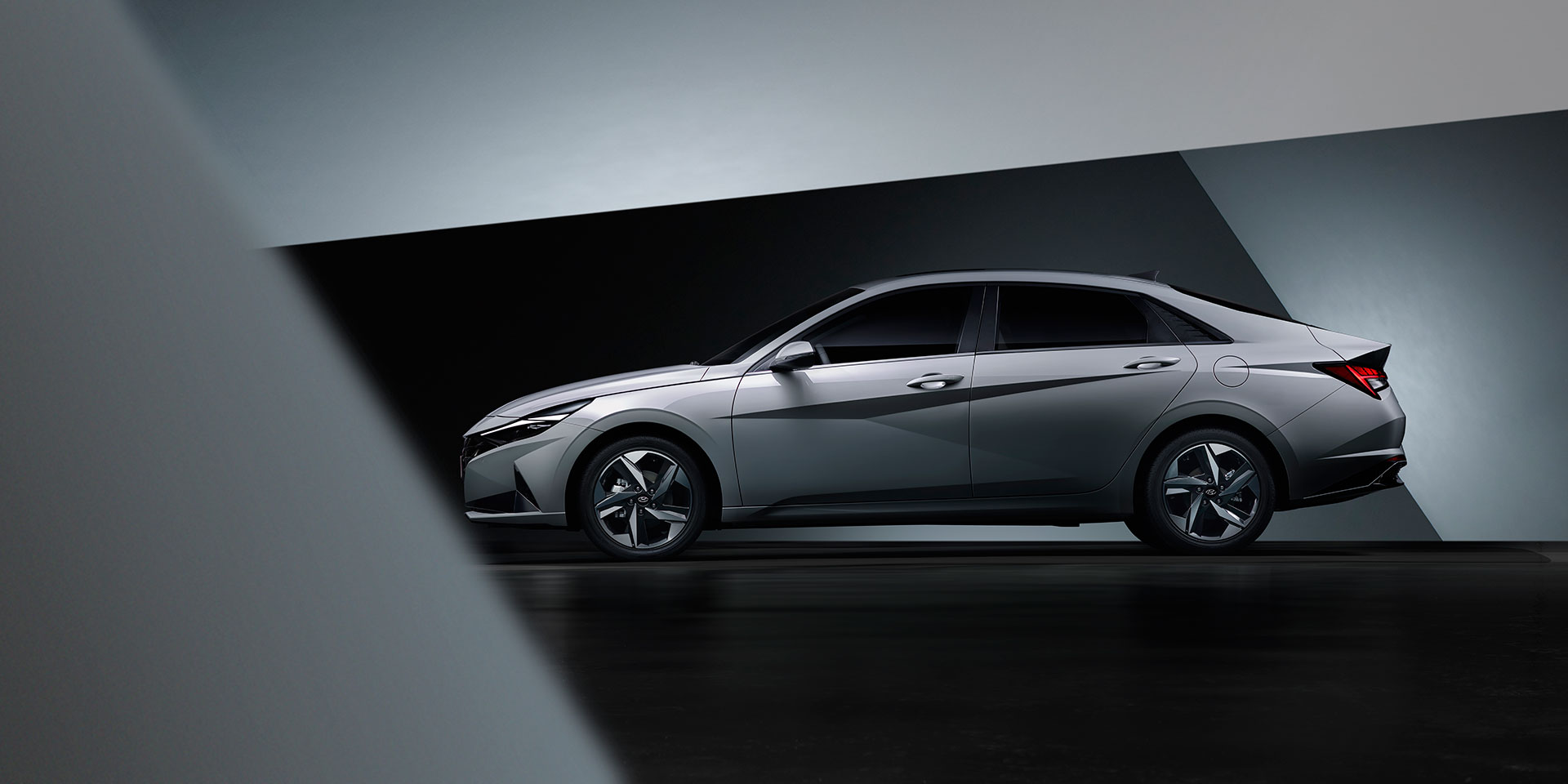 Hyundai Elantra, Sporty look and elaborate lines highlighting its bold presence (4)