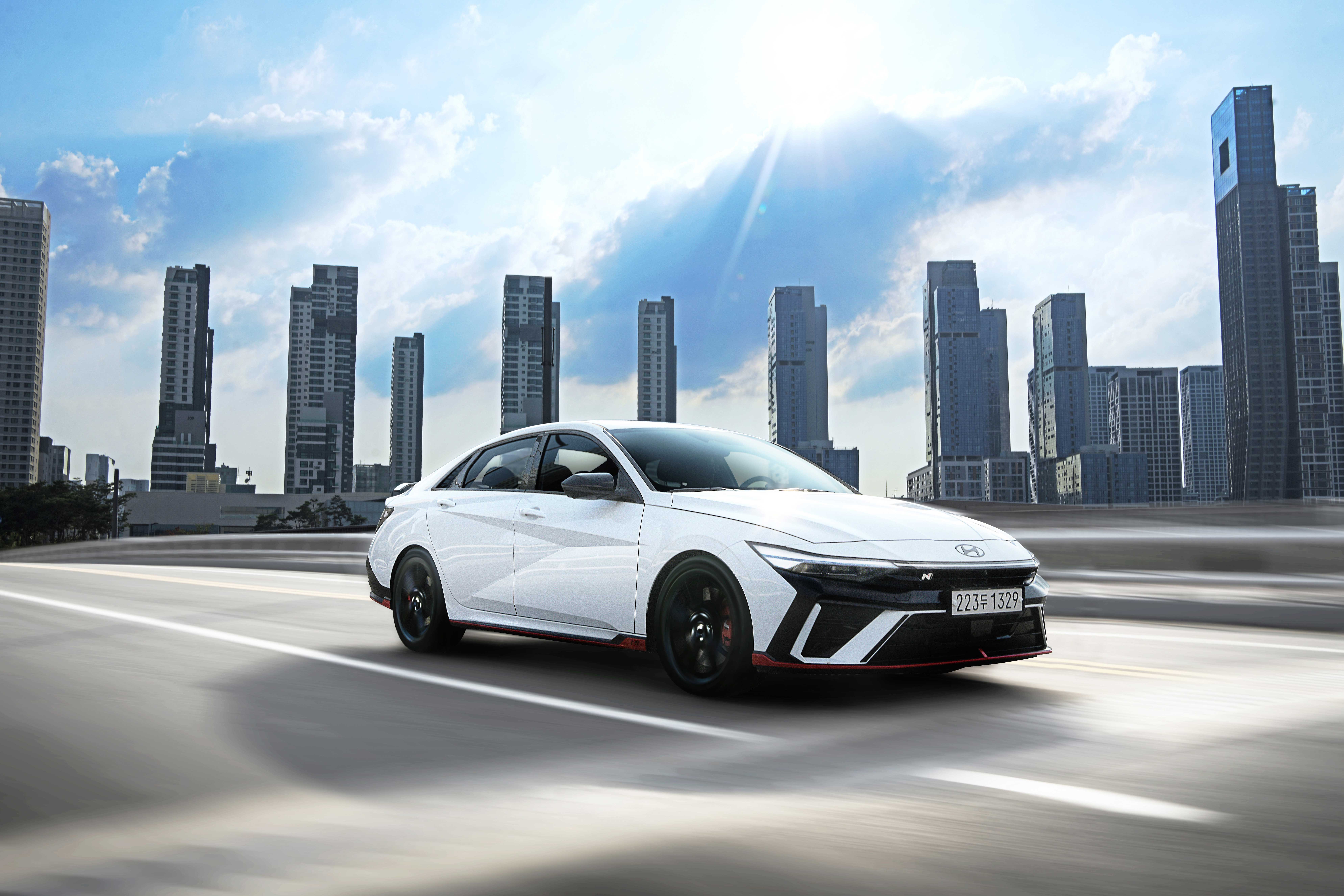 더 뉴 아반떼 N 전측면 쿼터뷰