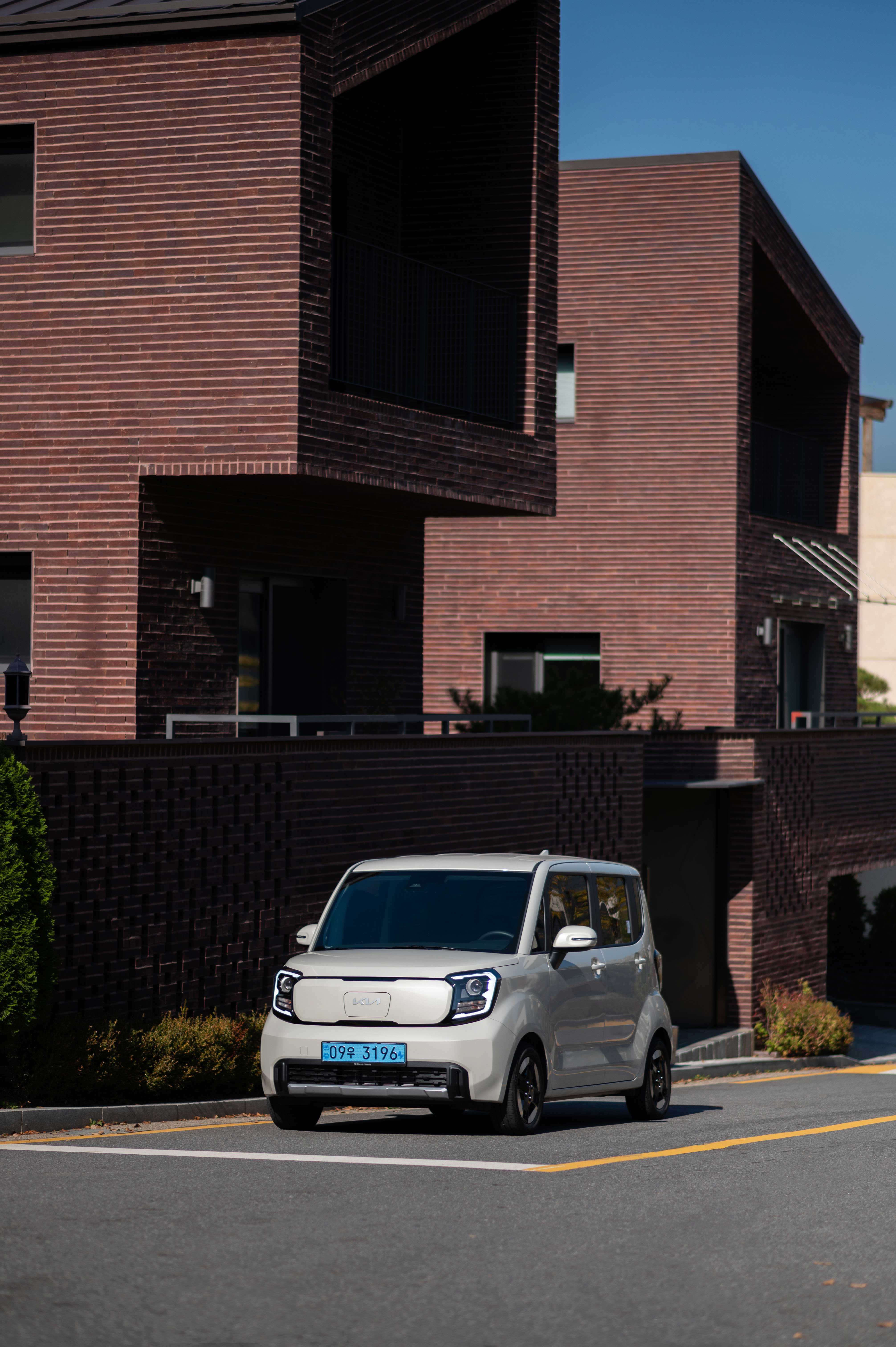 레이EV 정측면  롱앵글