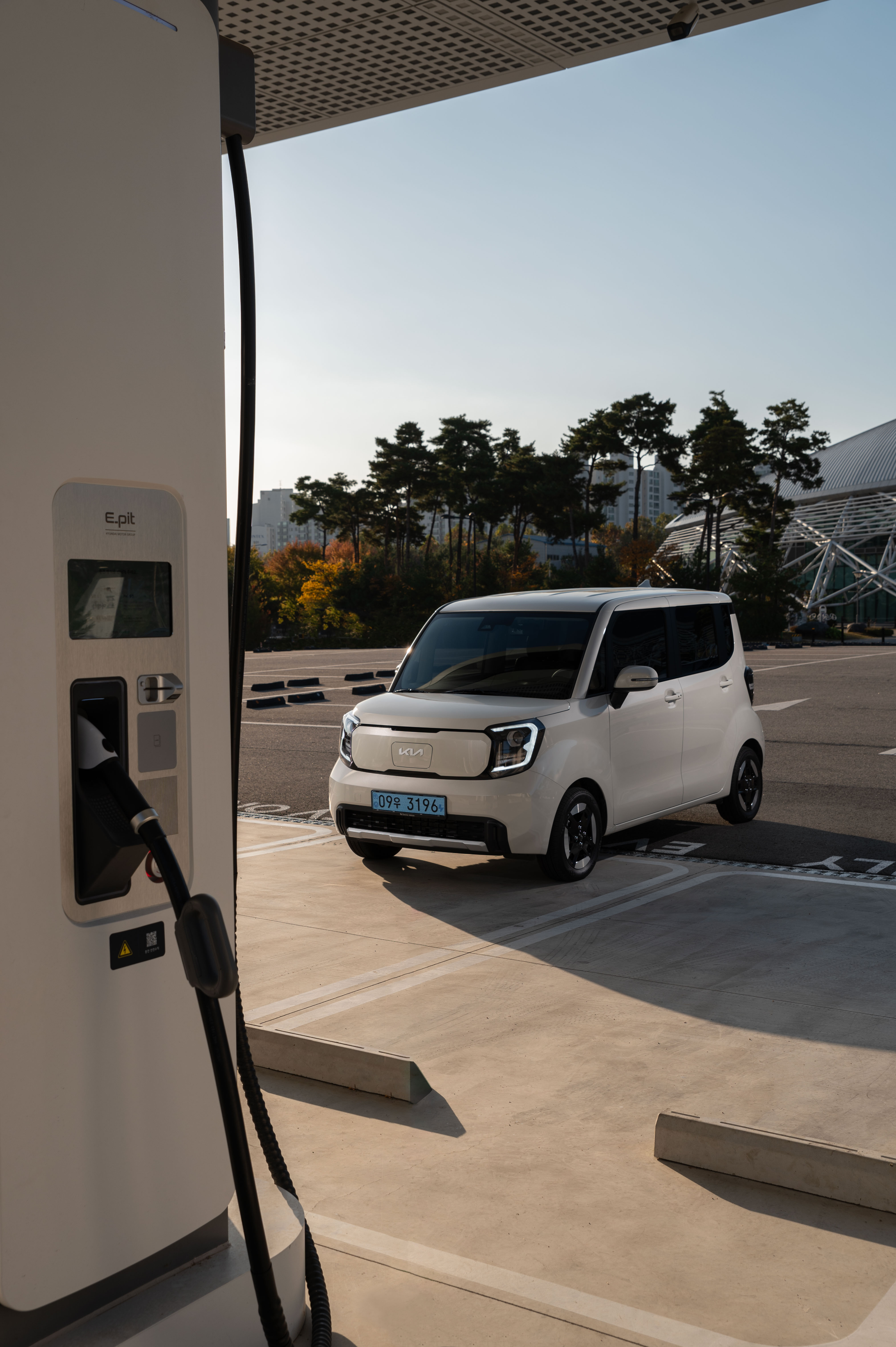 레이EV 충전소 앞 정측면