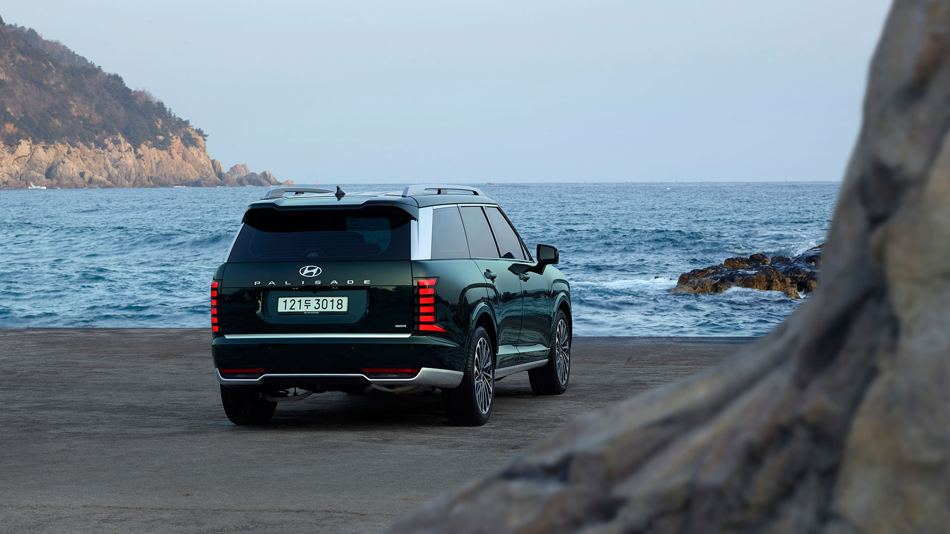 The all-new PALISADE Hybrid settles naturally into coastal moments (3)