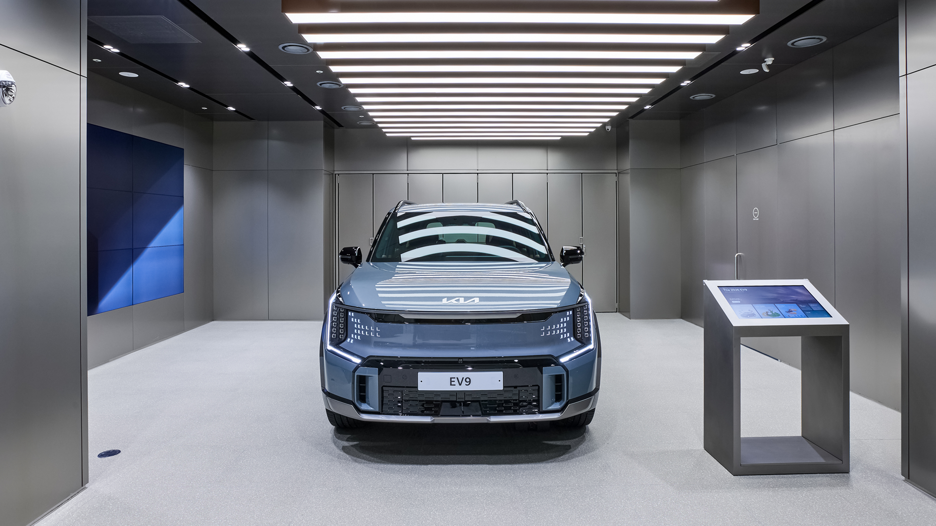 기아 플래그십 스토어 내부에 있는 EV9