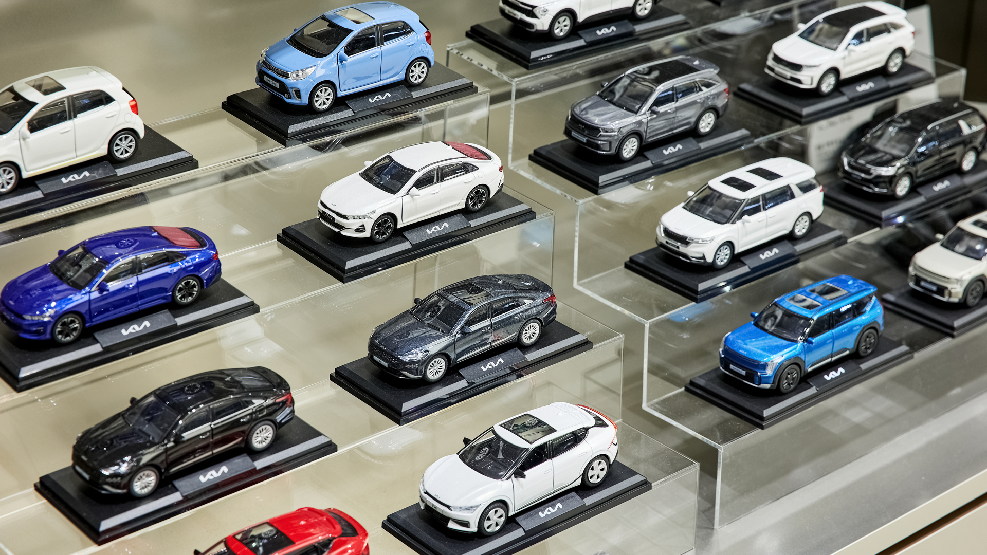 전시된 미니 모형 자동차