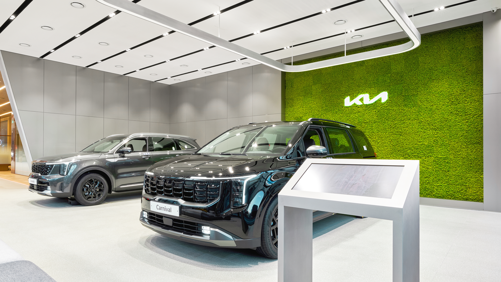 1층 전시구역 벽면을 채운 그린 월