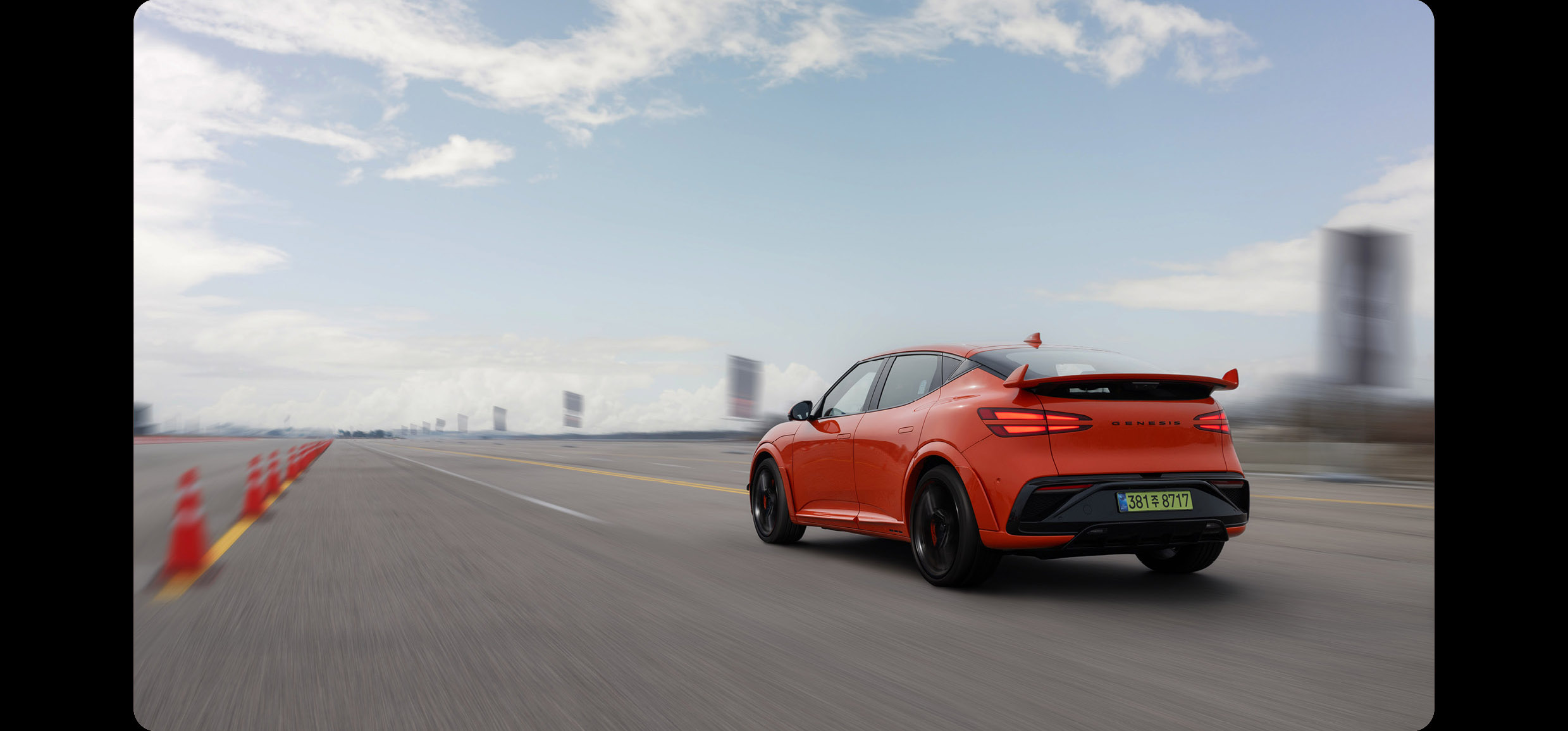 제네시스 GV60 마그마의 드래그 레이싱 모습