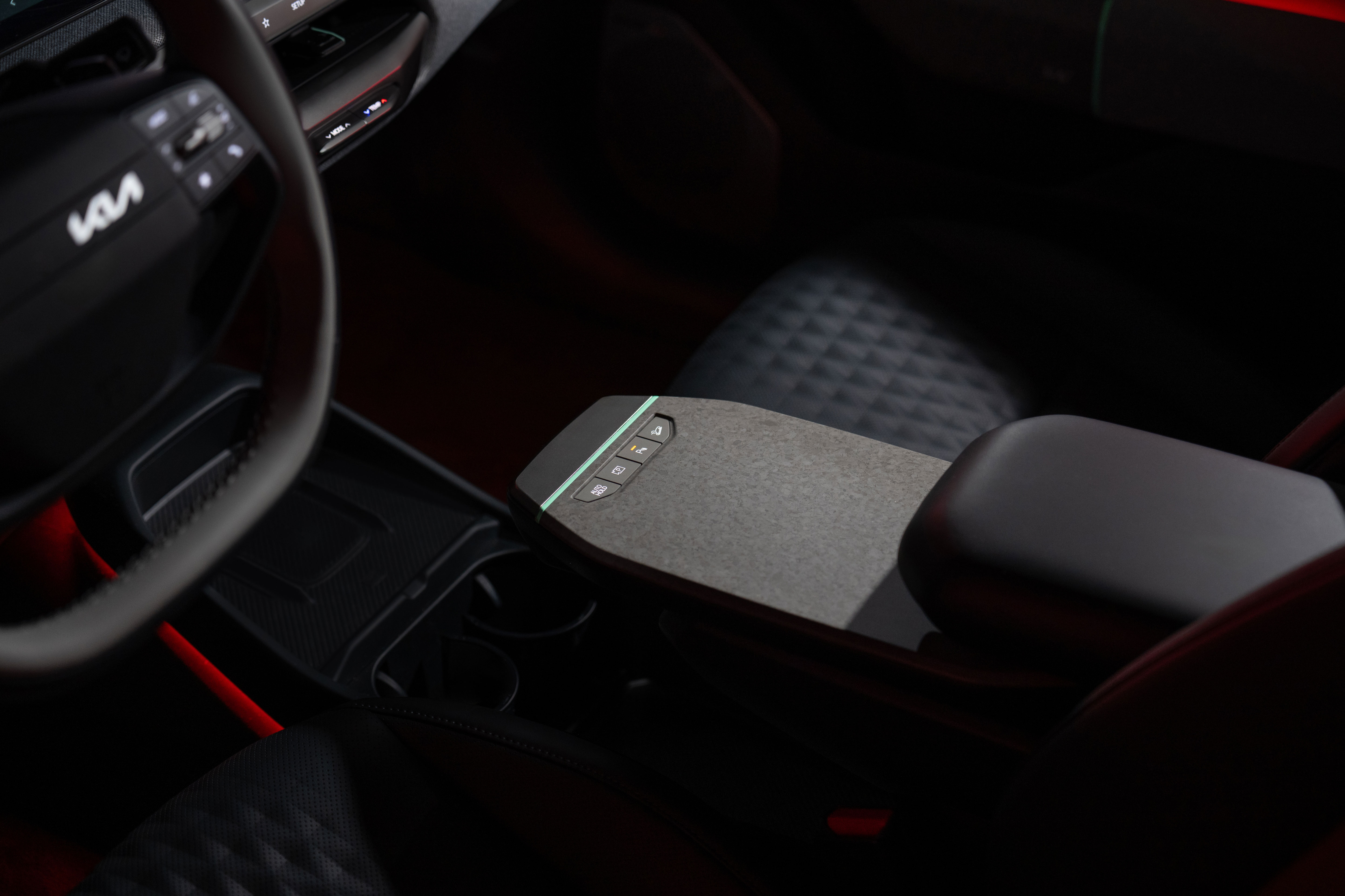 기아 EV4 차량의 실내 중앙 콘솔과 조작 버튼