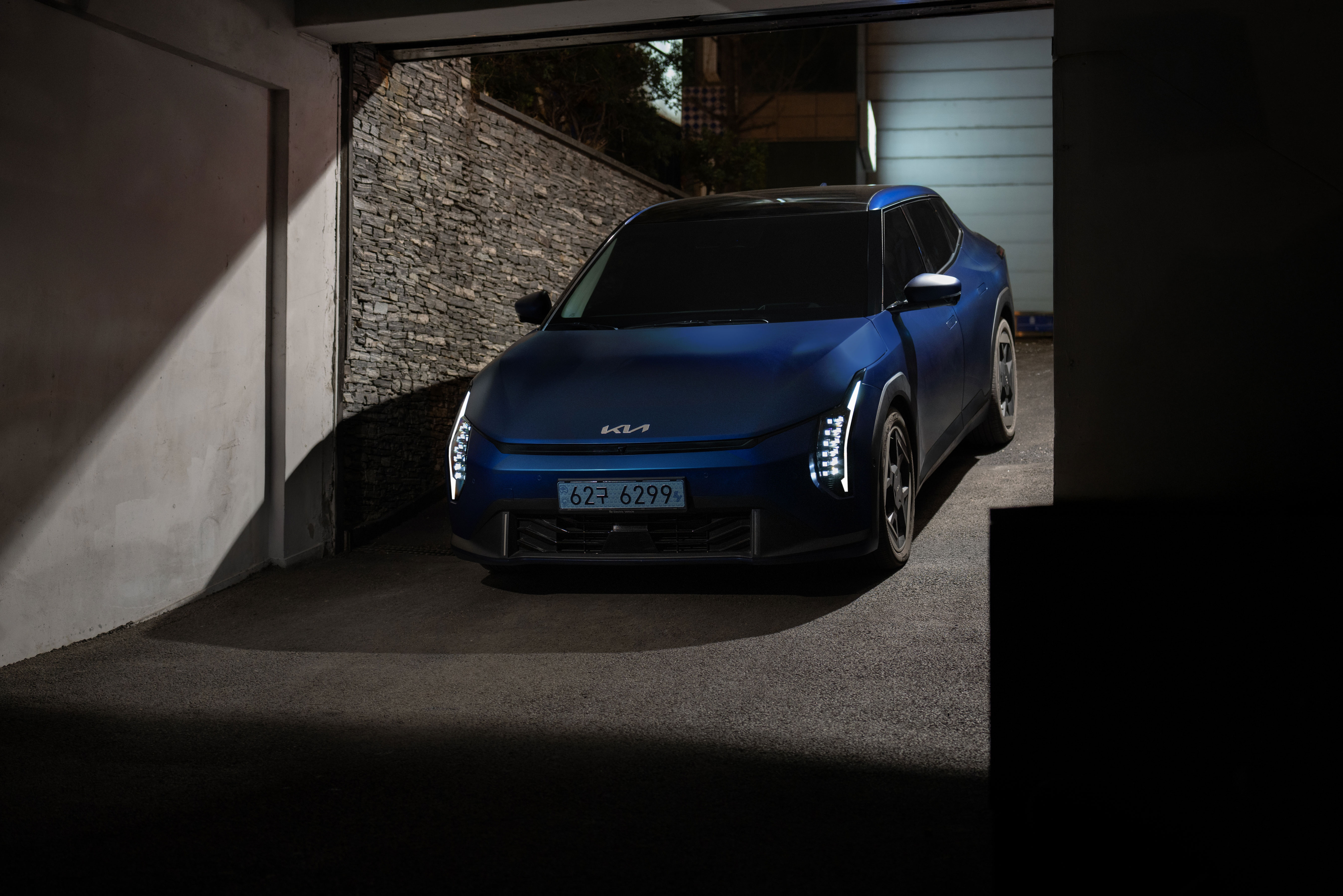 The Kia EV4 fits effortlessly into the night (1)