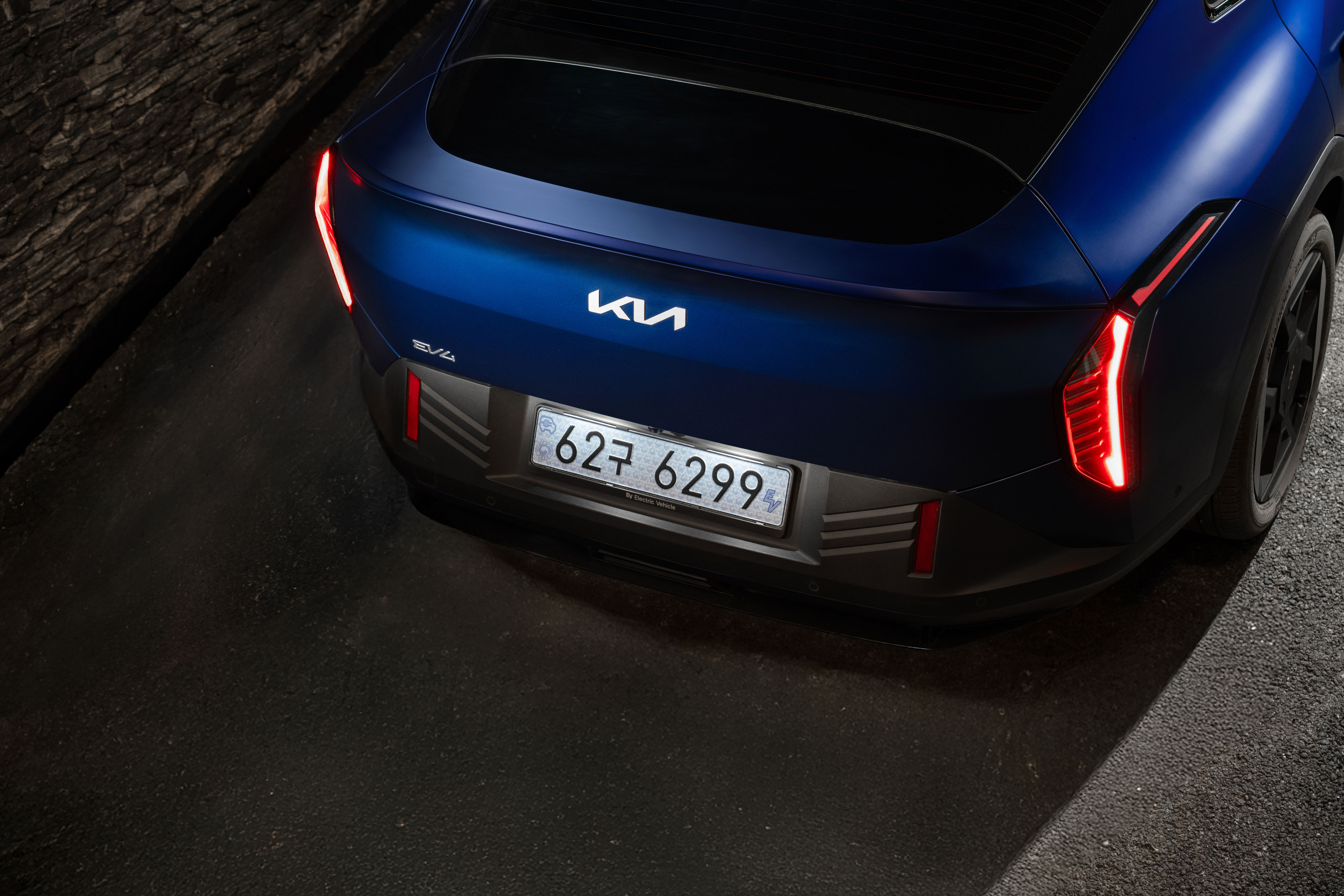 The Kia EV4 fits effortlessly into the night (2)