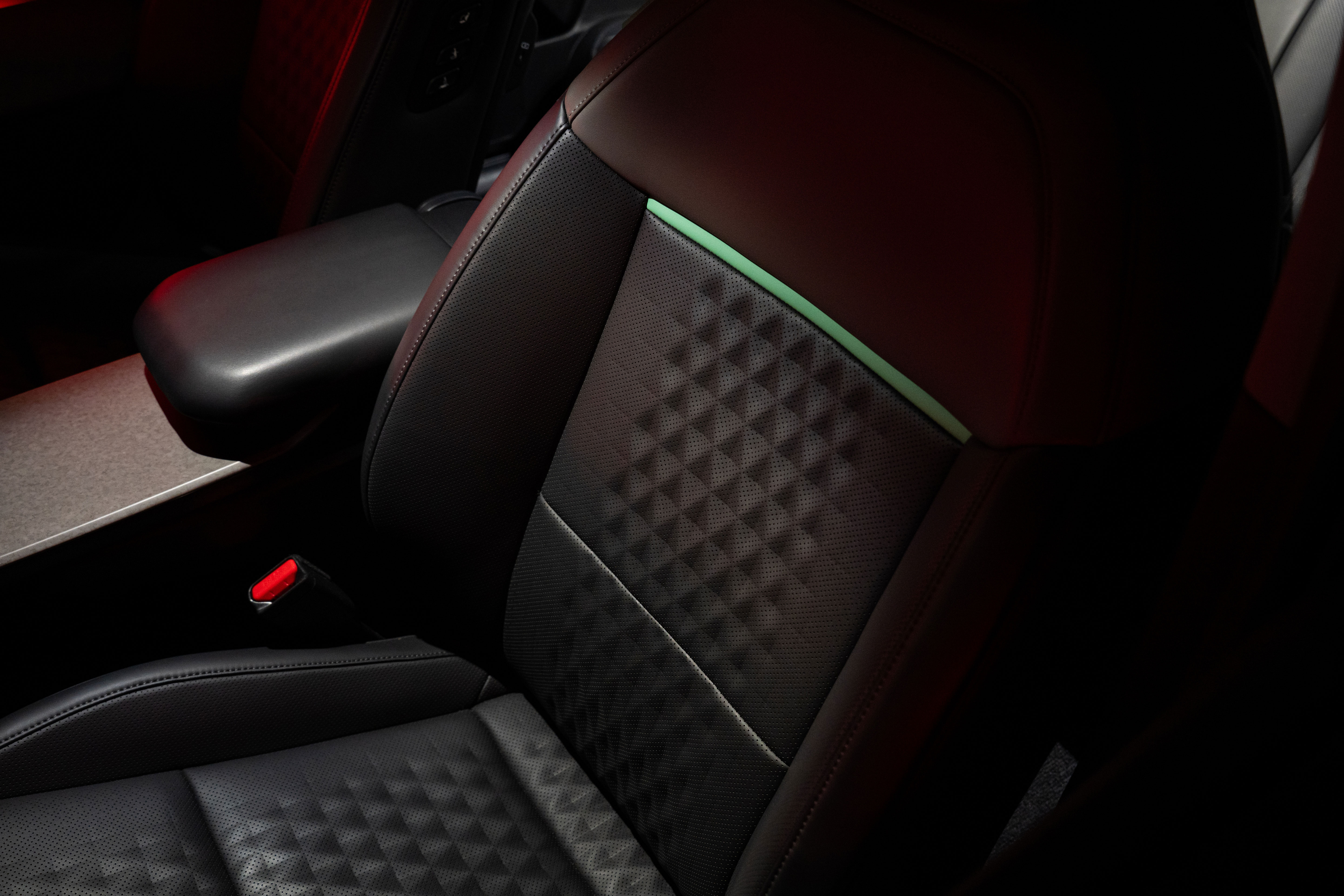 The Kia EV4 fits effortlessly into the night (8)