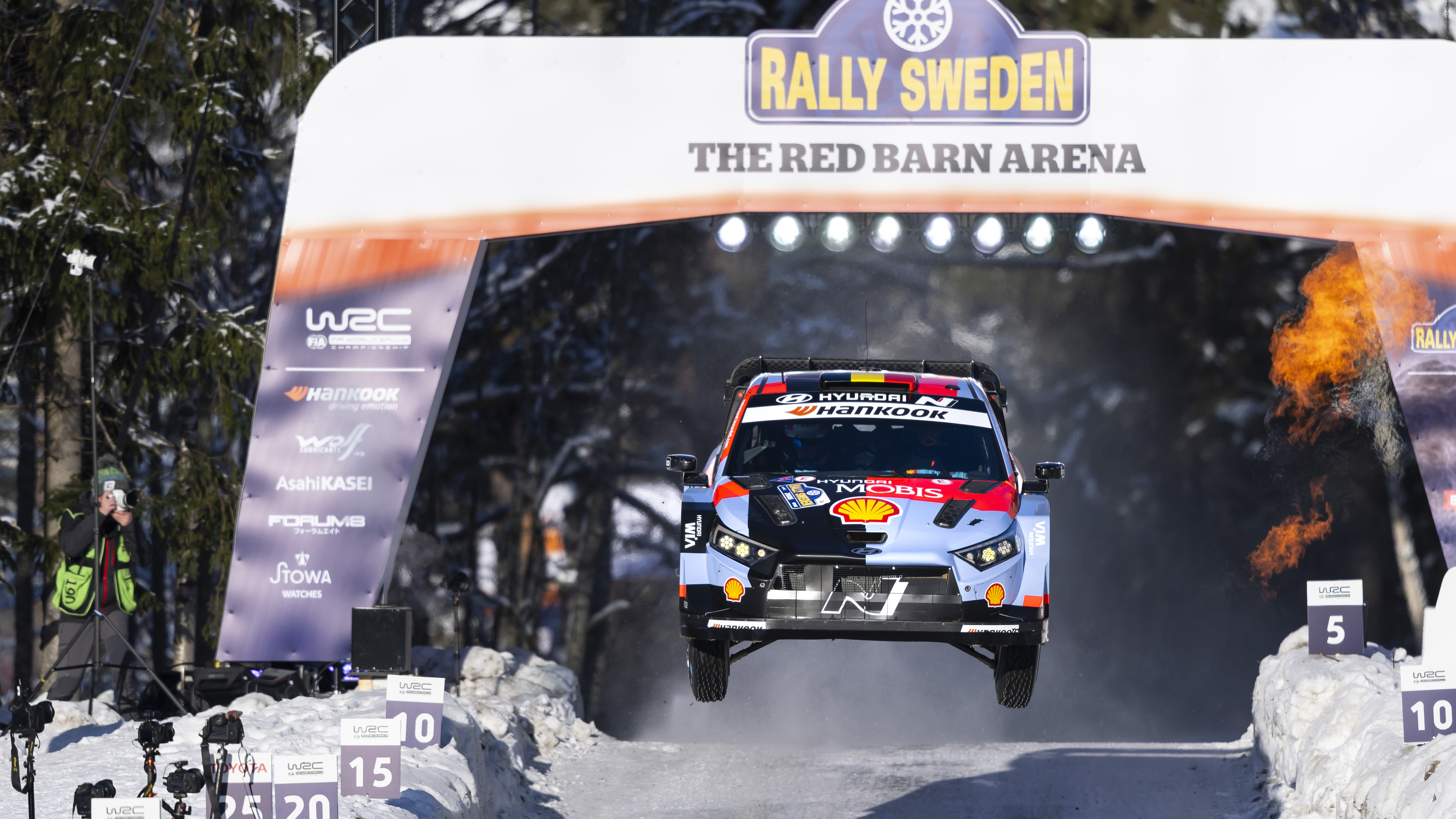 현대 i20 N 랠리1 차량이 눈길을 질주하는 모습