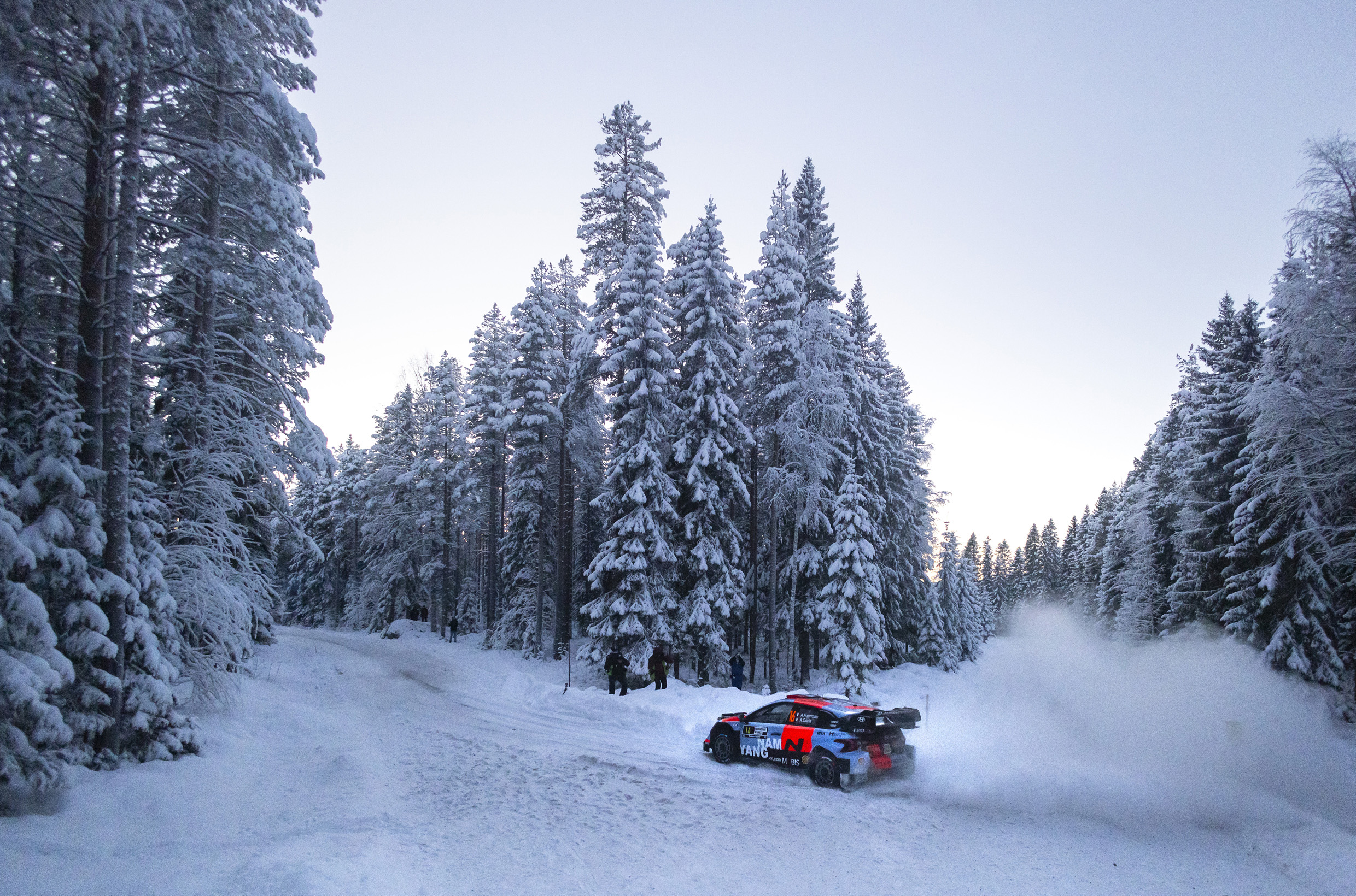 현대 i20 N 랠리1 차량이 눈길을 질주하는 모습